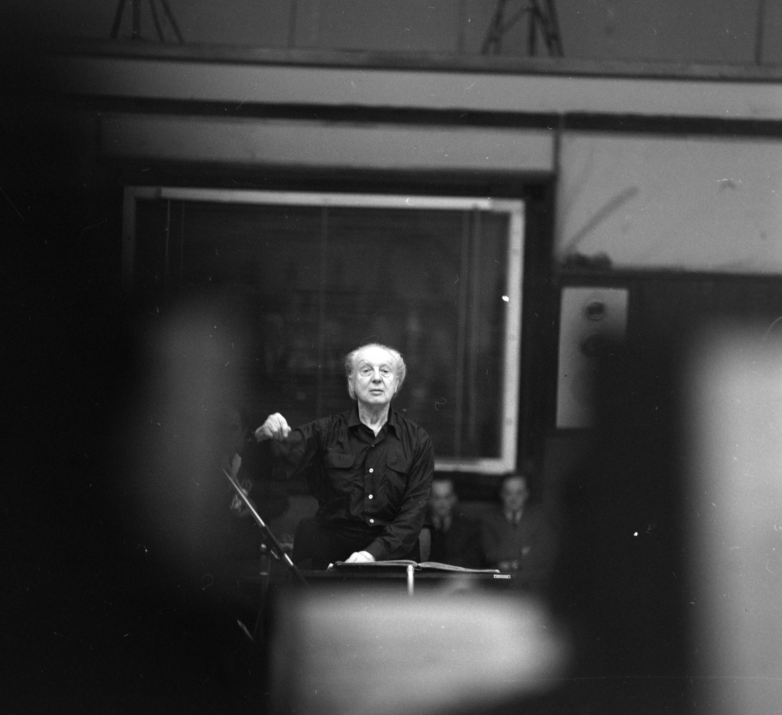 Hungary, Budapest VIII., a Magyar Rádió 6-os stúdiója, Leopold Stokowski angol karmester a Magyar Rádió zenekarát vezényli., 1967, Szalay Zoltán, conductor, Budapest, Hungarian Radio, Fortepan #137870