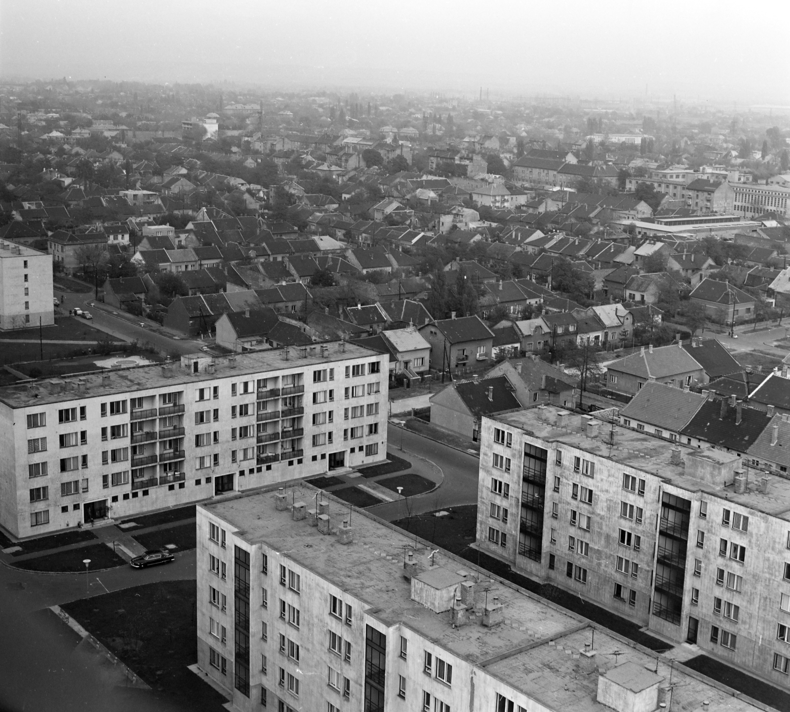 Magyarország, Budapest XIV., az előtérben a Szikszó park lakóházai a Kassai téri toronyházból nézve., 1969, Szalay Zoltán, háztető, Budapest, Fortepan #137884