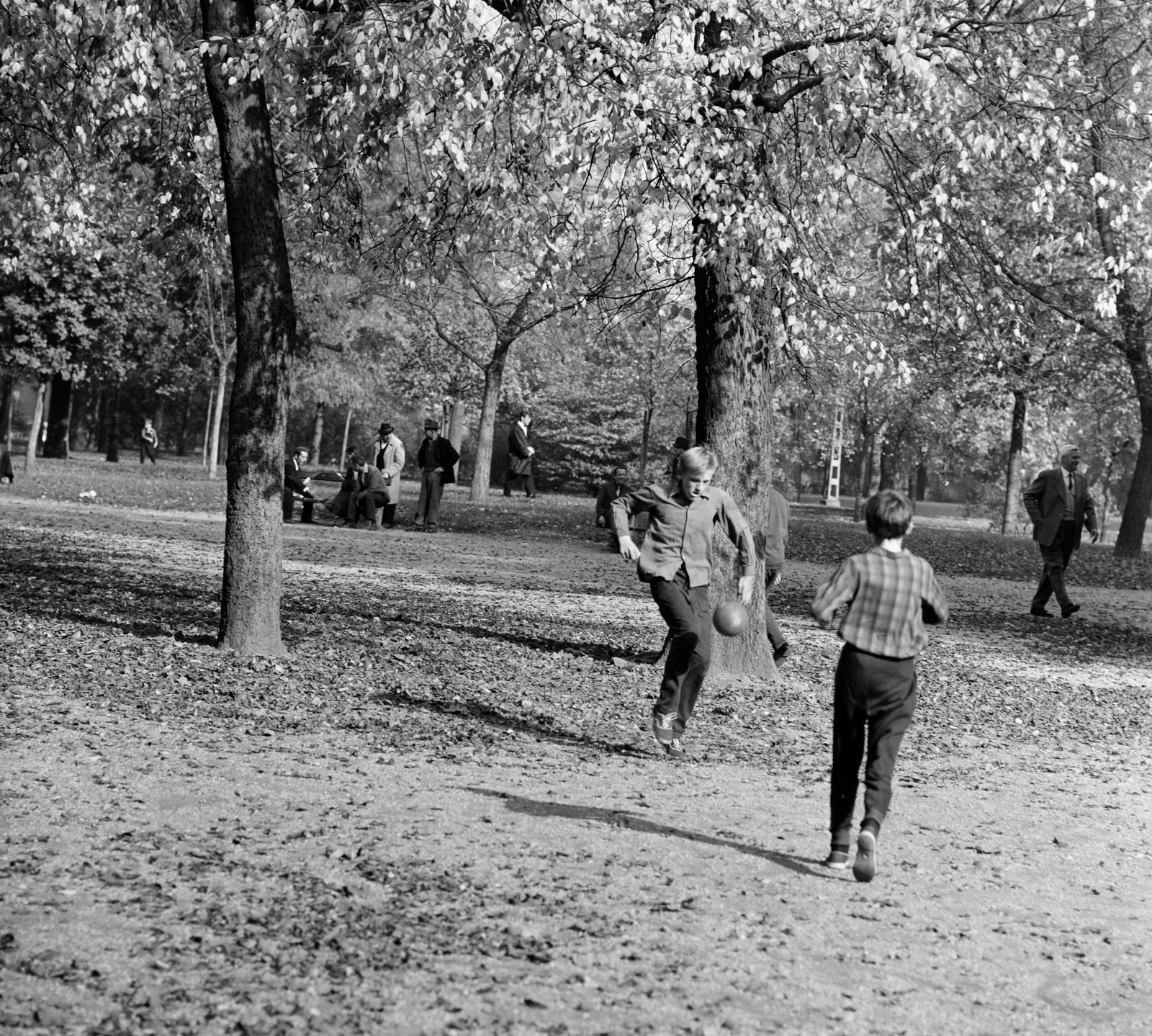 Magyarország, Városliget, Budapest XIV., 1969, Szalay Zoltán, labdarúgás, park, Budapest, Fortepan #137887