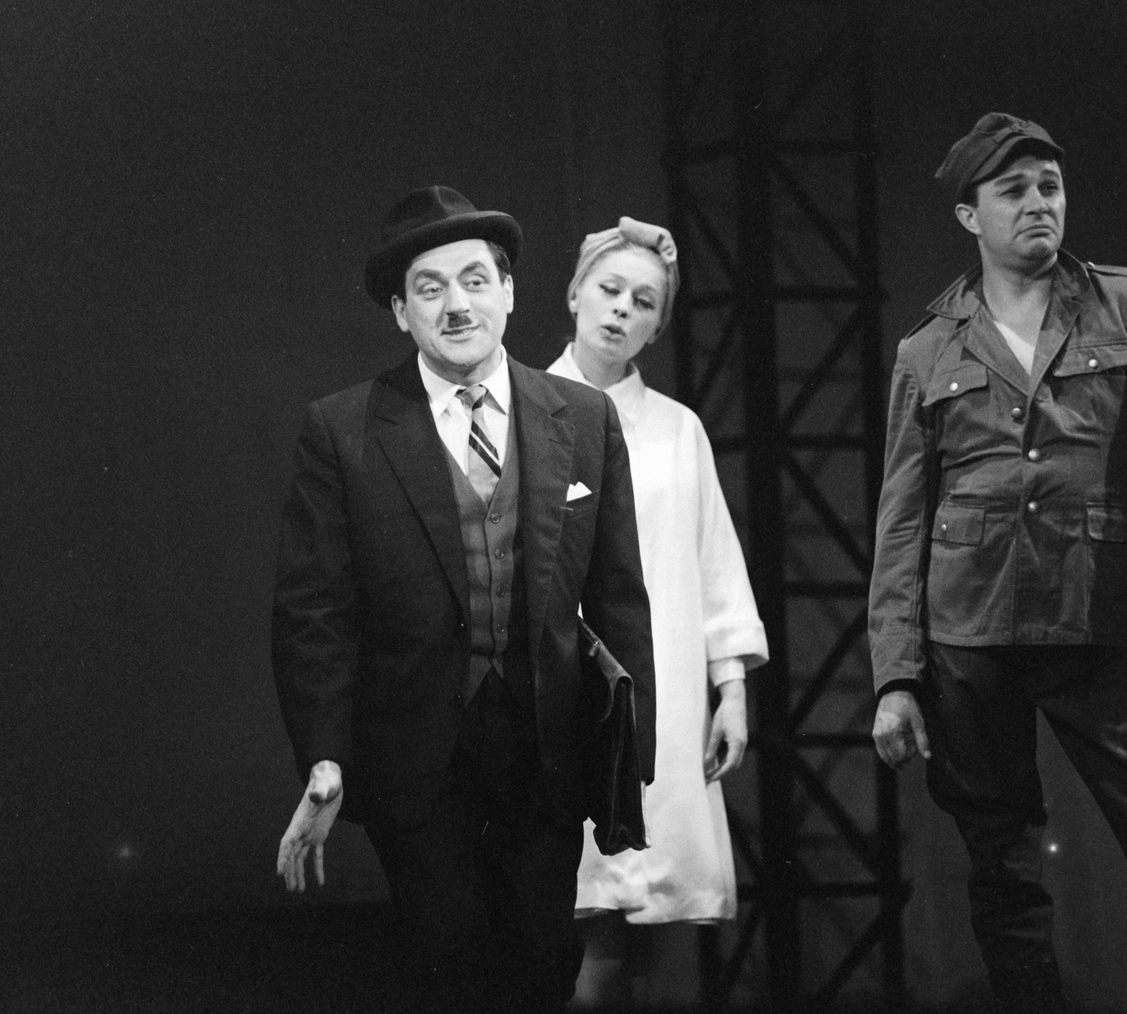 Hungary, Budapest VI., Nagymező utca, Thália Színház. A lengyel Ateneum Színház vendégjátéka., 1966, Szalay Zoltán, Polish soldier, Budapest, stage, briefcase, hair curlers, Fortepan #137897