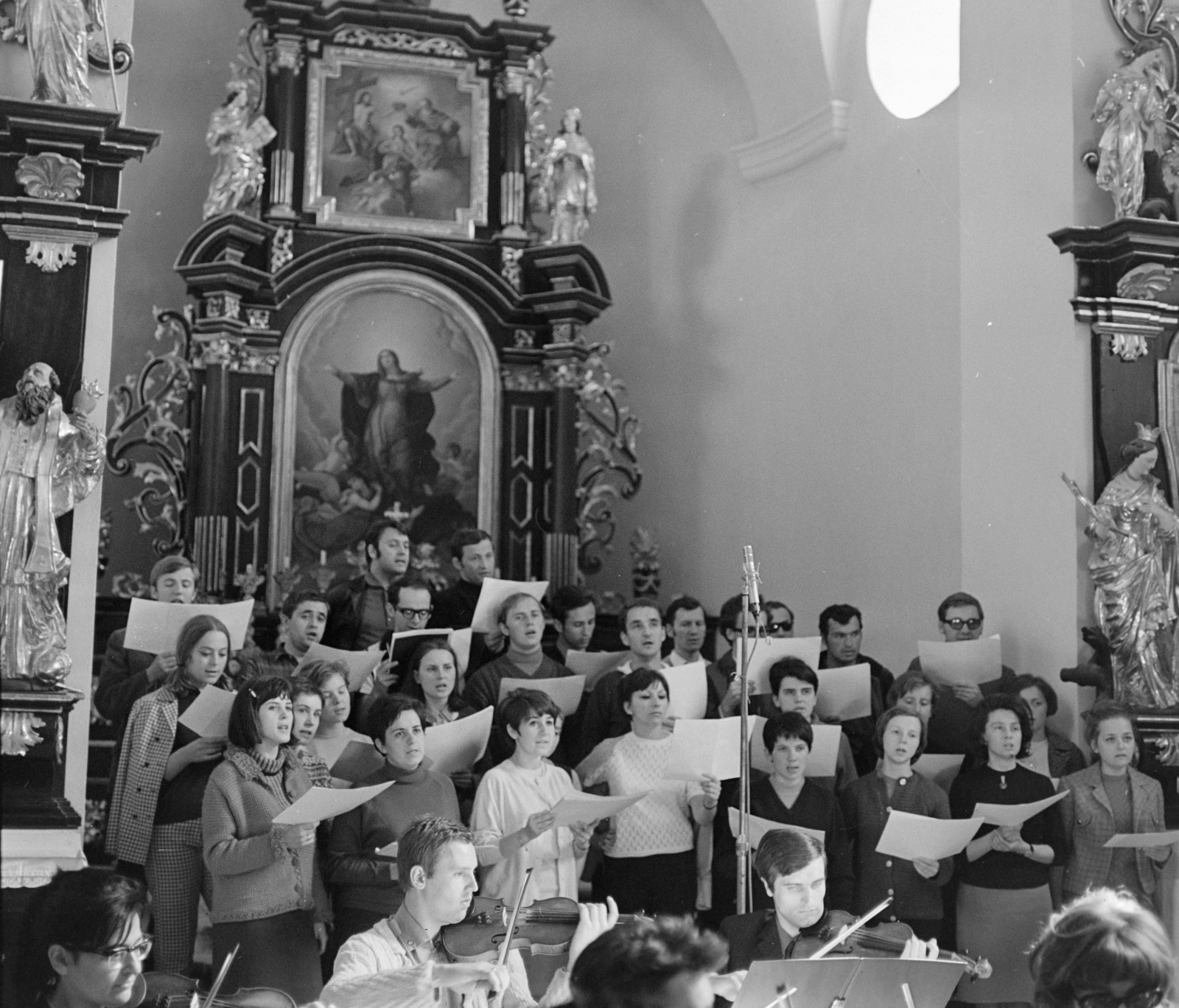 Hungary, Pannonhalma, Boldogasszony-kápolna, lemezfelvétel a Zeneművészeti Főiskola Kamarakórusa közreműkődésével., 1970, Szalay Zoltán, Fortepan #137920