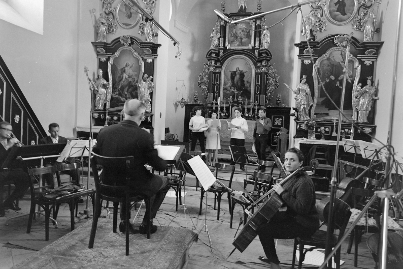 Hungary, Pannonhalma, Boldogasszony-kápolna, lemezfelvétel, háttal a karmester Sándor Frigyes, jobbra Frank Mária gordonkaművész., 1970, Szalay Zoltán, Fortepan #137926