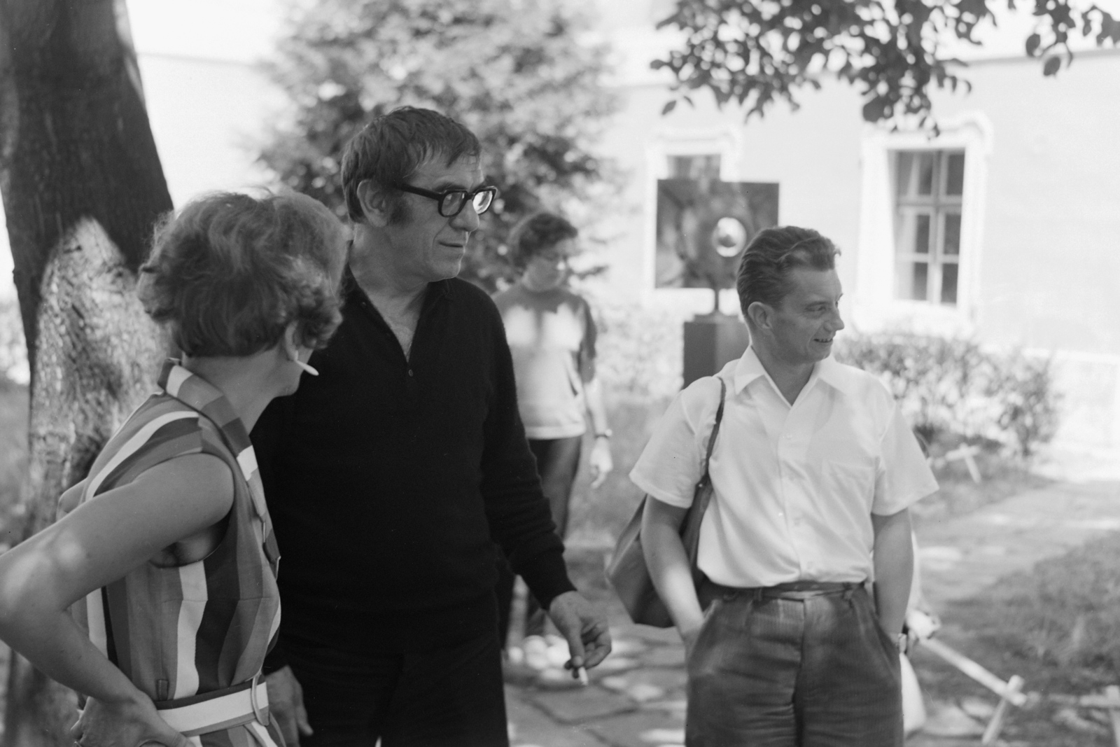 Hungary,Lake Balaton, Tihany, középen Amerigo Tot (Tóth Imre) szobrászművész, a Bencés Apátság Galériájában megrendezett kiállításán., 1969, Szalay Zoltán, sideburns, Fortepan #137938