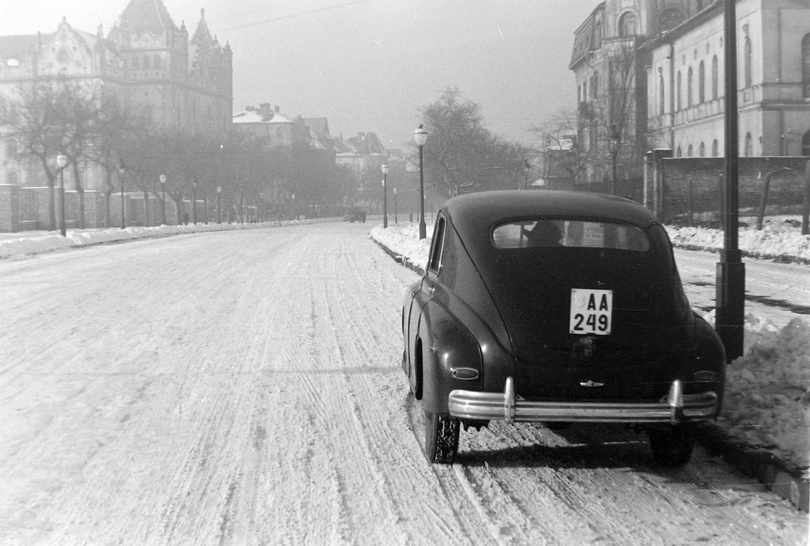 Magyarország, Budapest XIV., Stefánia (Vorosilov) út, balra a Földtani Intézet., 1955, Szent-tamási Mihály, tél, hó, szovjet gyártmány, GAZ-márka, utcakép, szecesszió, lámpaoszlop, automobil, GAZ M20 Pobjeda, rendszám, Budapest, Fortepan #13794