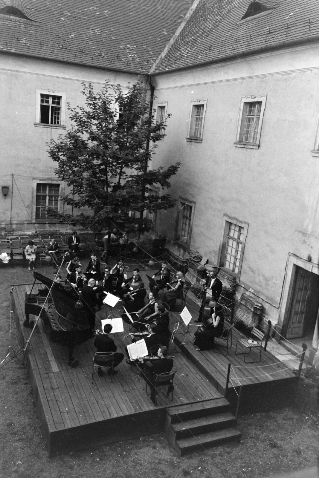 Hungary, Óbuda, Budapest III., Kiscelli utca, a Kiscelli Múzeum (az egykori Schmidt kastély) udvara. A dobogón a Liszt Ferenc Kamarazenekar, az alapító Sándor Frigyes hegedűművész, karmester vezetésével., 1969, Szalay Zoltán, castle yard, Budapest, Fortepan #137948