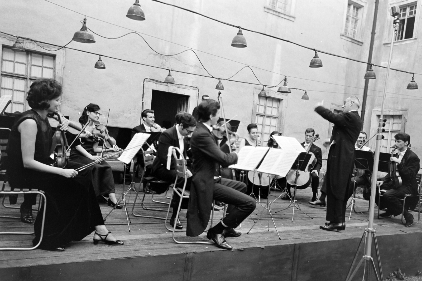 Magyarország, Óbuda, Budapest III., Kiscelli utca, a Kiscelli Múzeum (az egykori Schmidt kastély) udvara. A dobogón a Liszt Ferenc Kamarazenekar, az alapító Sándor Frigyes hegedűművész, karmester vezetésével., 1969, Szalay Zoltán, kottatartó, karmester, Budapest, Fortepan #137950