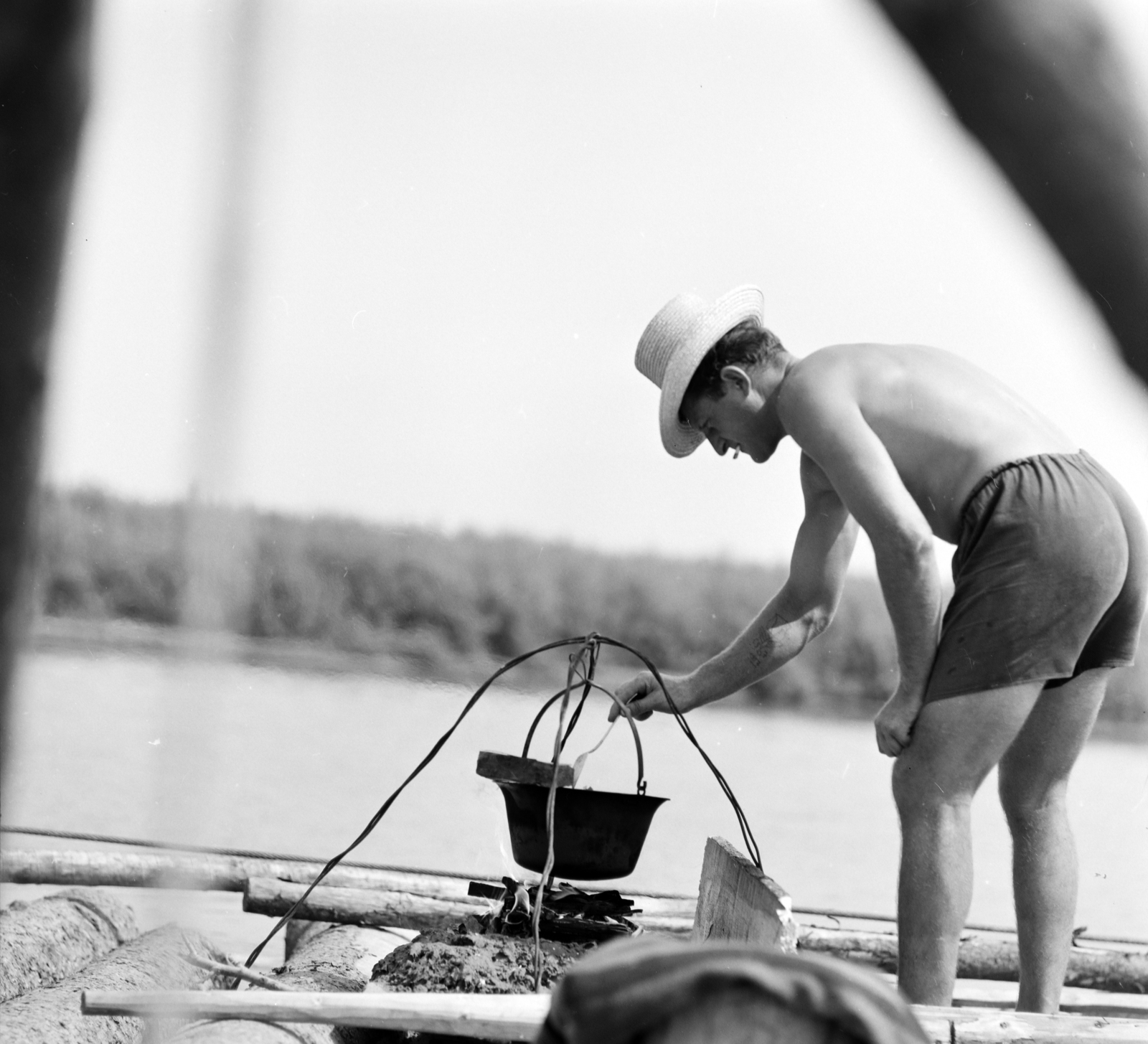 Hungary, portré faúsztatáskor. A felvétel a Tiszán Tuzsér és Szeged között, az ERDÉRT vállalat telepétől a fafeldolgozó üzemekhez leúsztatott farönktutajon készült., 1967, Szalay Zoltán, cauldron, cooking, timber rafting, Fortepan #137980