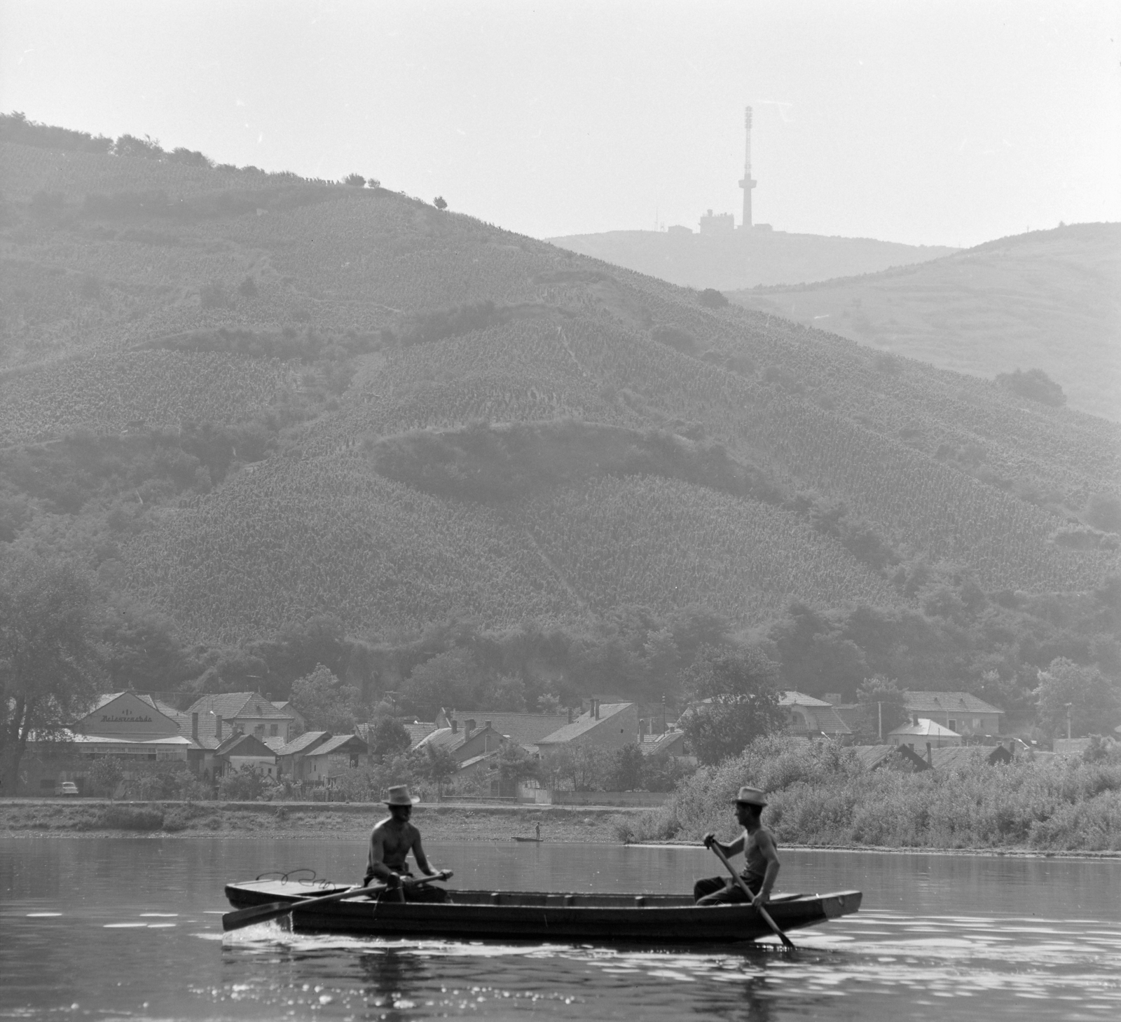 Hungary, Tokaj, Tisza folyó, fenn a Kopasz-hegyen a TV adótorony. A felvétel a Tiszán Tuzsér és Szeged között, az ERDÉRT vállalat telepétől a fafeldolgozó üzemekhez leúsztatott farönköket vontató Gabi nevű hajóról készült., 1967, Szalay Zoltán, Fortepan #137994