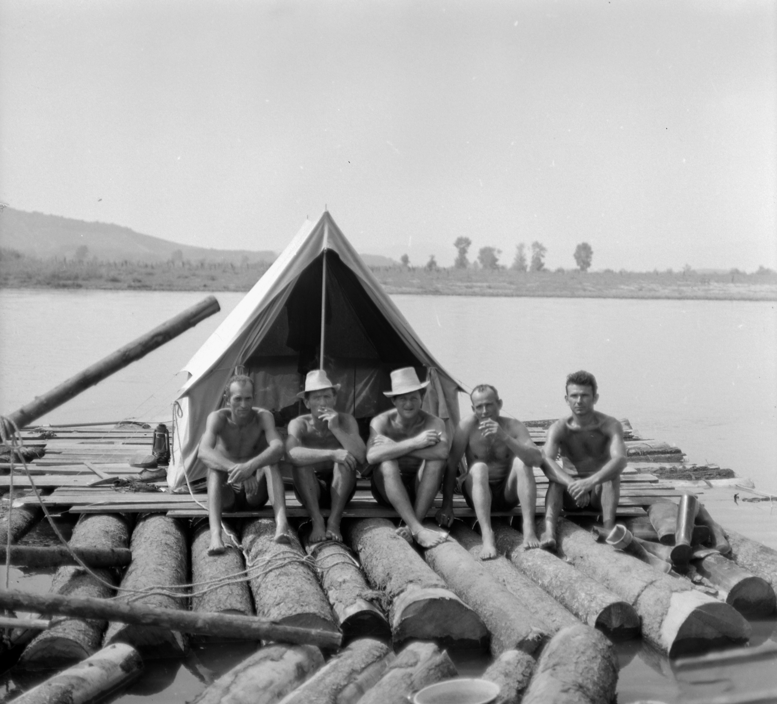 Hungary, faúsztatás a Tiszán Tuzsérról Szegedre, az ERDÉRT vállalat telepétől a fafeldolgozó üzemekhez., 1967, Szalay Zoltán, timber rafting, Best of, Fortepan #137995