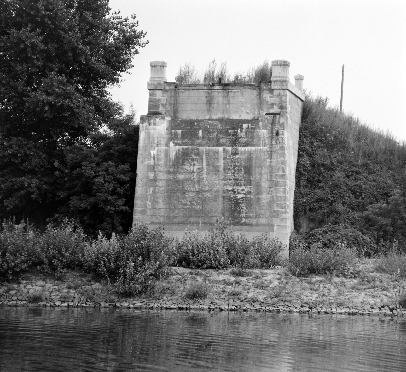 Hungary, Balsa, a lerombolt vasúti-közúti Tisza-híd hídfője. A felvétel a Tiszán Tuzsér és Szeged között, az ERDÉRT vállalat telepétől a fafeldolgozó üzemekhez leúsztatott farönköket vontató Gabi nevű hajóról készült., 1967, Szalay Zoltán, Fortepan #138006
