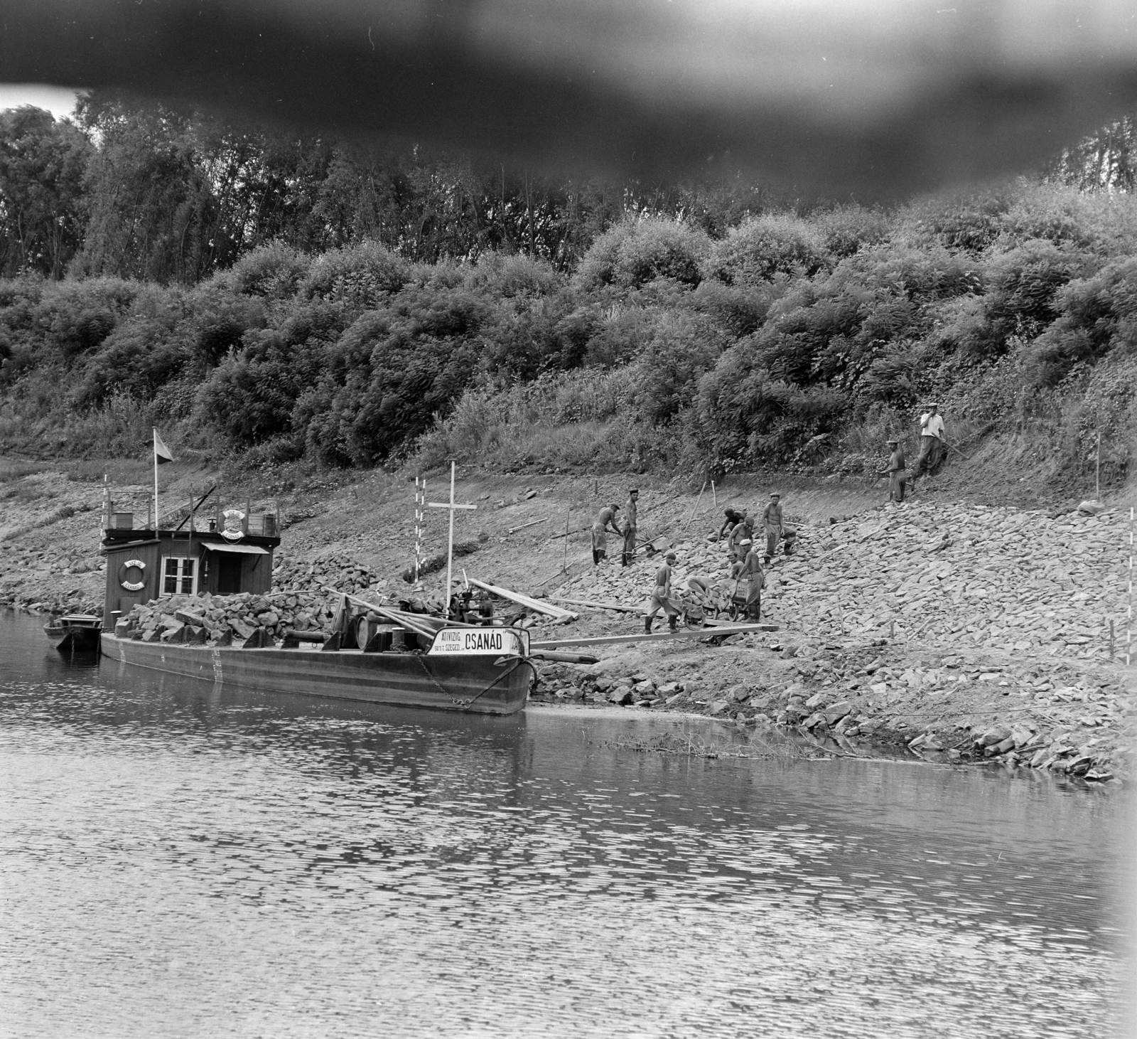 Hungary, Tisza-part megerősítése. A felvétel a Tiszán Tuzsér és Szeged között, az ERDÉRT vállalat telepétől a fafeldolgozó üzemekhez leúsztatott farönköket vontató Gabi nevű hajóról készült., 1967, Szalay Zoltán, Fortepan #138021