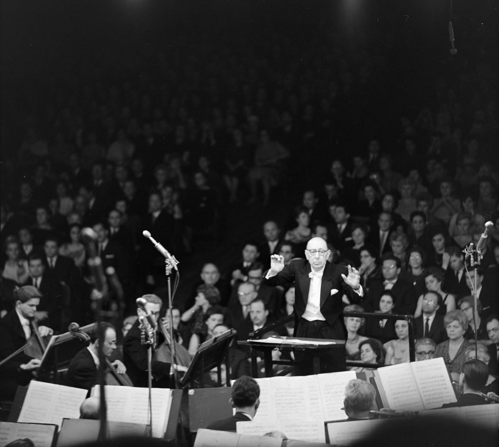Hungary, Budapest VIII., II. János Pál (Köztársaság) tér, Erkel Színház, 1963. május 8. Igor Sztravinszkij vezényli a Magyar Állami Hangversenyzenekart., 1963, Szalay Zoltán, microphone, conductor, Budapest, Best of, Fortepan #138027