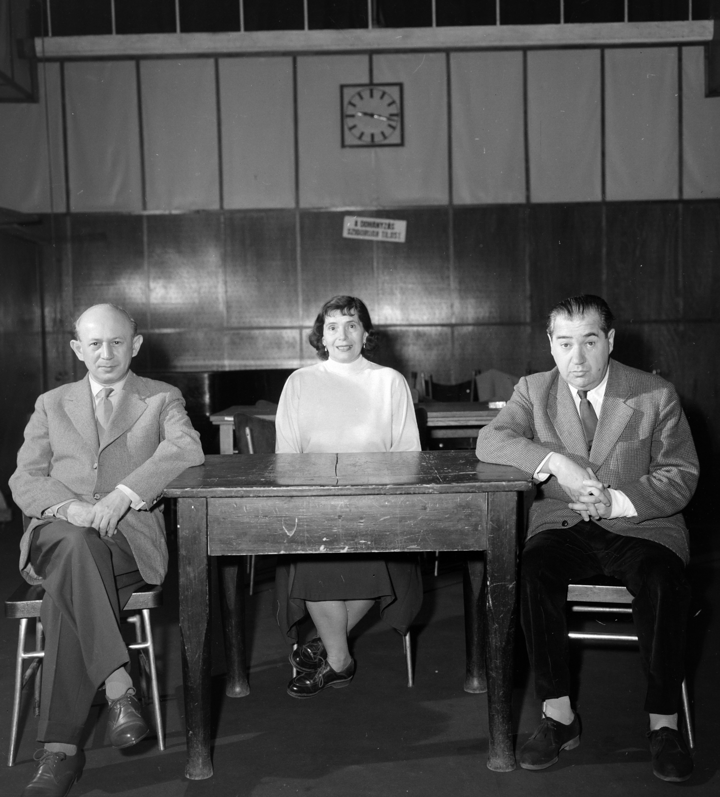 Hungary, Budapest VIII., a Magyar Rádió 1-es stúdiója, a Vidán színpad Vidám tarkaest című kabaréja egy jelenetének rádiófelvételekor. Kellér Dezső író, humorista, Hollós Melitta és Hlatky László színművészek., 1960, Szalay Zoltán, watch, actor, Budapest, Hungarian Radio, compere, Fortepan #138033