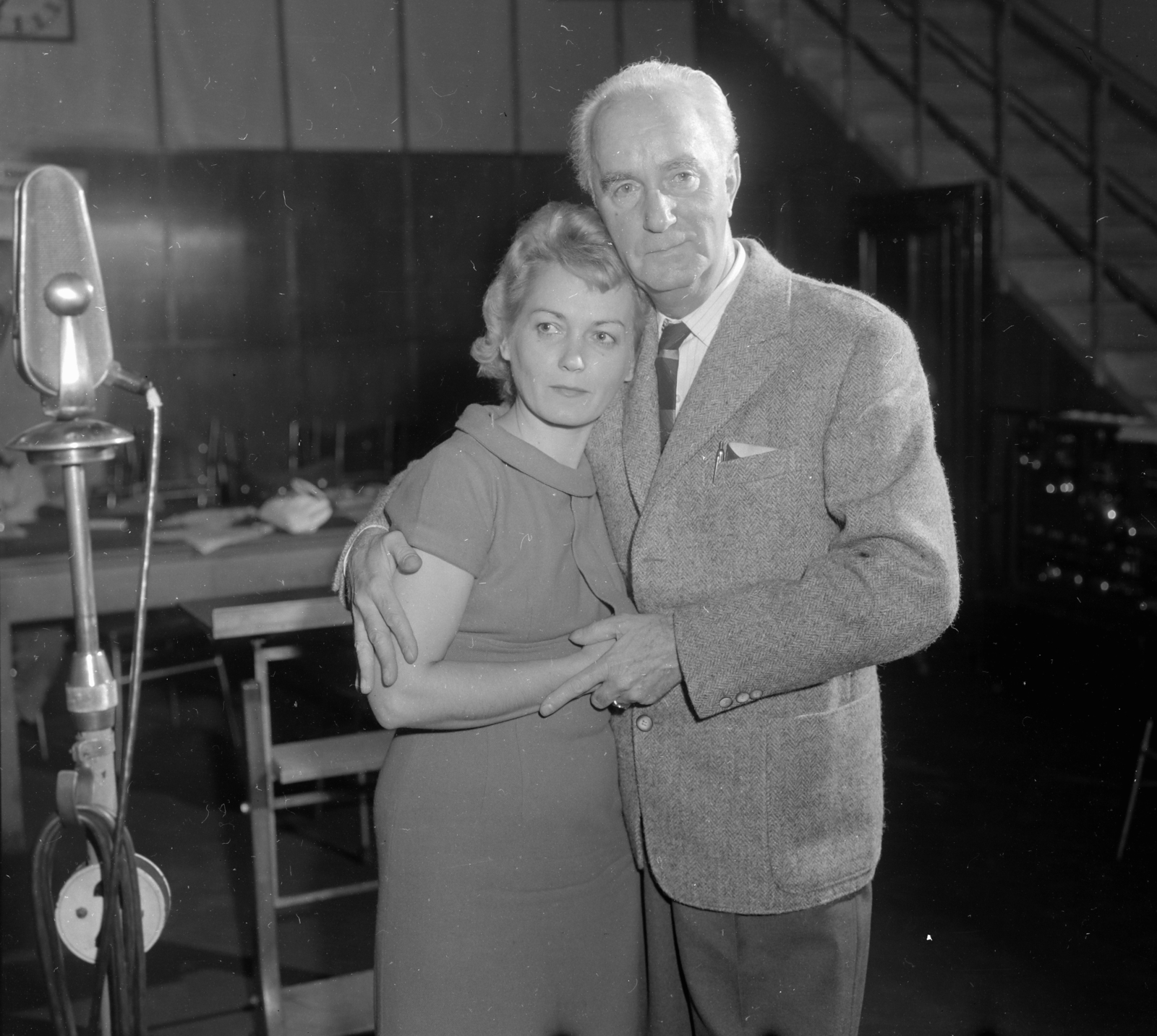 Hungary, Budapest VIII., a Magyar Rádió 1-es stúdiója, Hegedűs Géza A megtalált haza című művéből készült rádiójáték felvétele. Vörösmarty Lili és Uray Tivadar színművészek., 1960, Szalay Zoltán, hug, microphone, Budapest, Hungarian Radio, Fortepan #138067