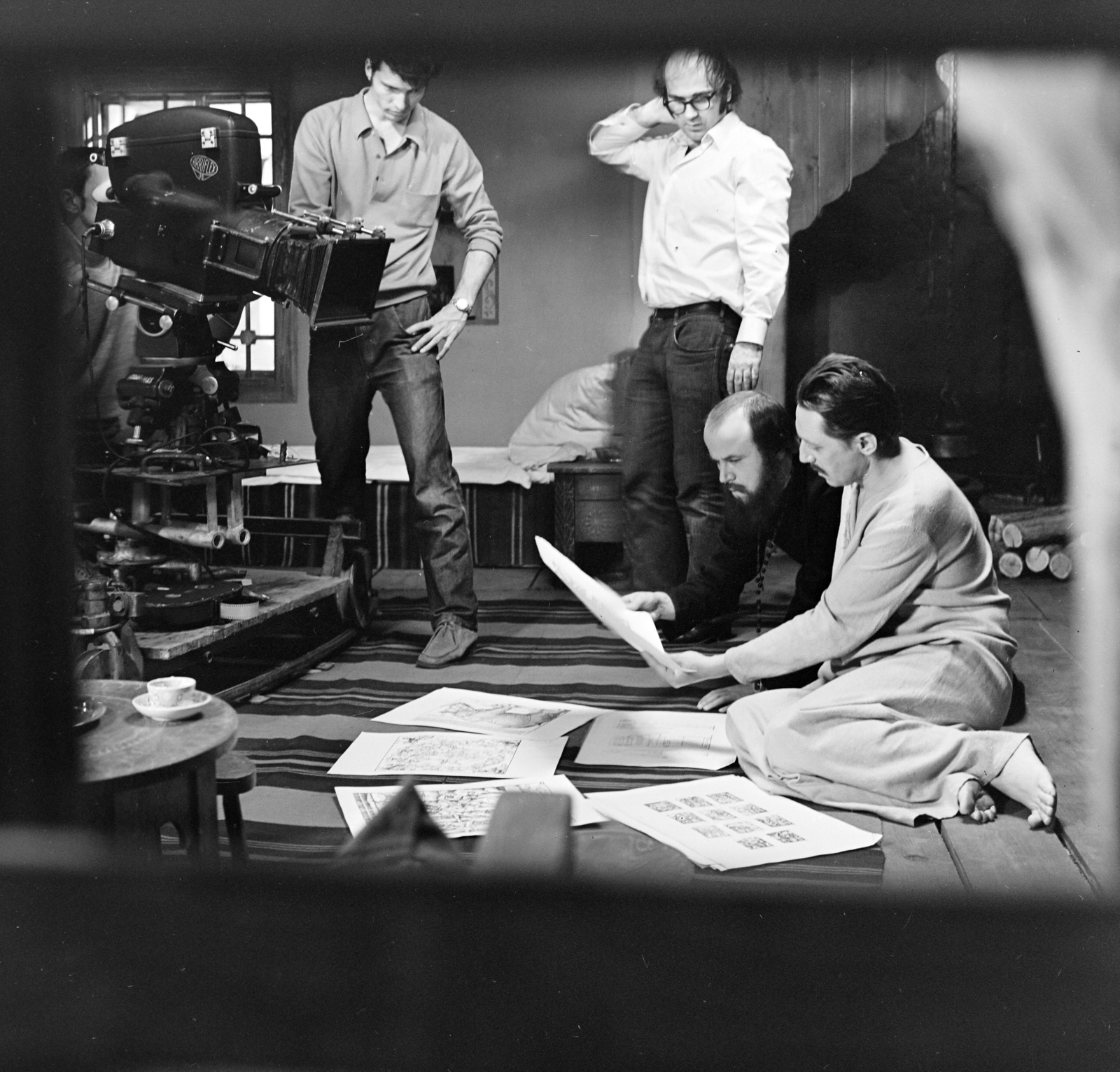 Hungary, Budapest V., az MTV stúdiója, a Pavel Szpaszov: Zaharij ikonfestő bűnös szerelme című műve alapján készülő tévéfilm forgatása. Előtérben Haumann Péter és Őze Lajos színművészek, mögöttük Bornyi Gyula operatőr és Dömölky János rendező., 1971, Szalay Zoltán, filming, reading, movie camera, Hungarian TV, Budapest, Fortepan #138096