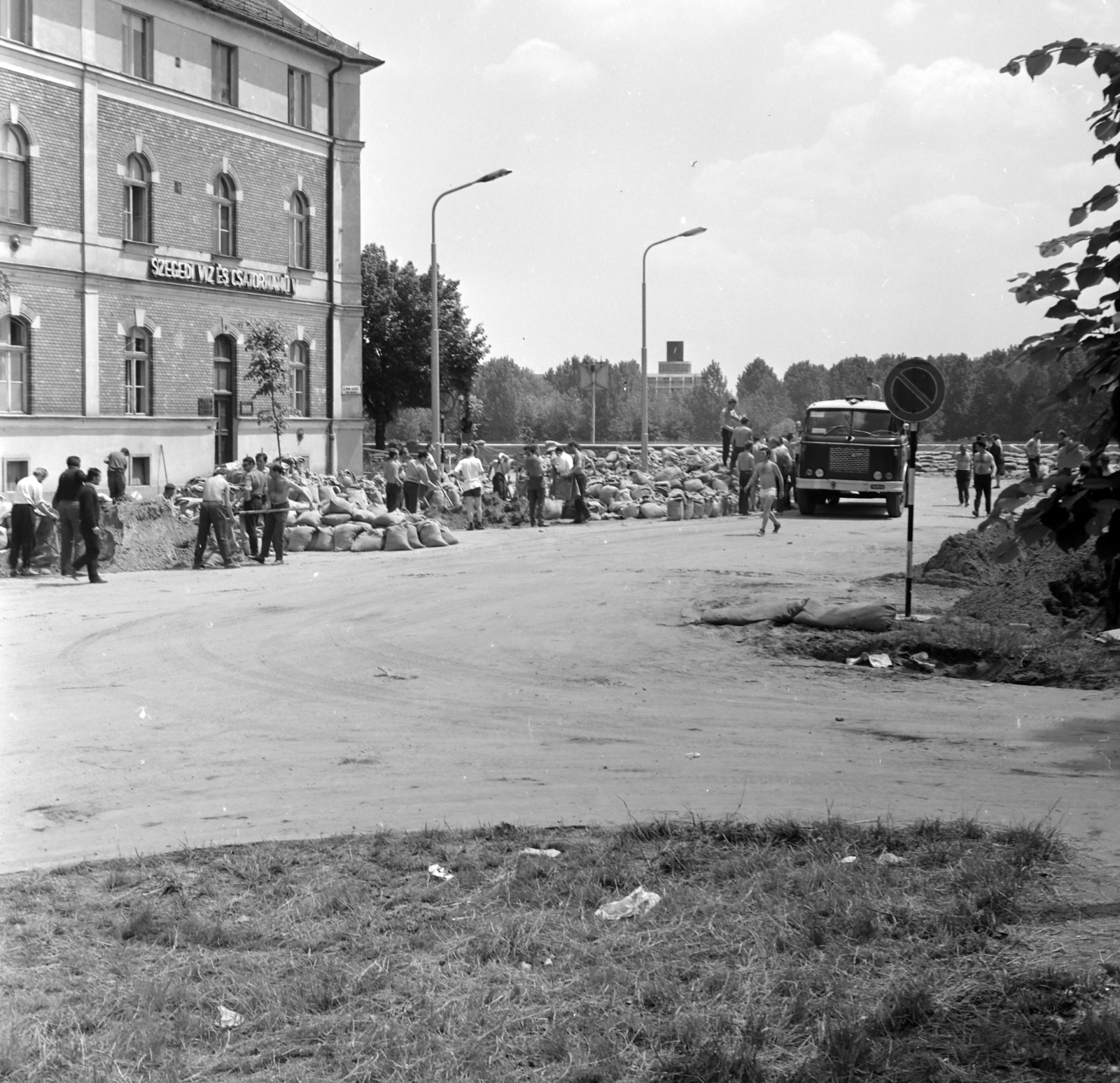 Magyarország, Szeged, Tisza Lajos körút, balra a Szegedi Vízmű épülete. Homokzsákok töltése az 1970. tavaszi árvíz idején., 1970, Szalay Zoltán, árvíz, rakodás, Fortepan #138143