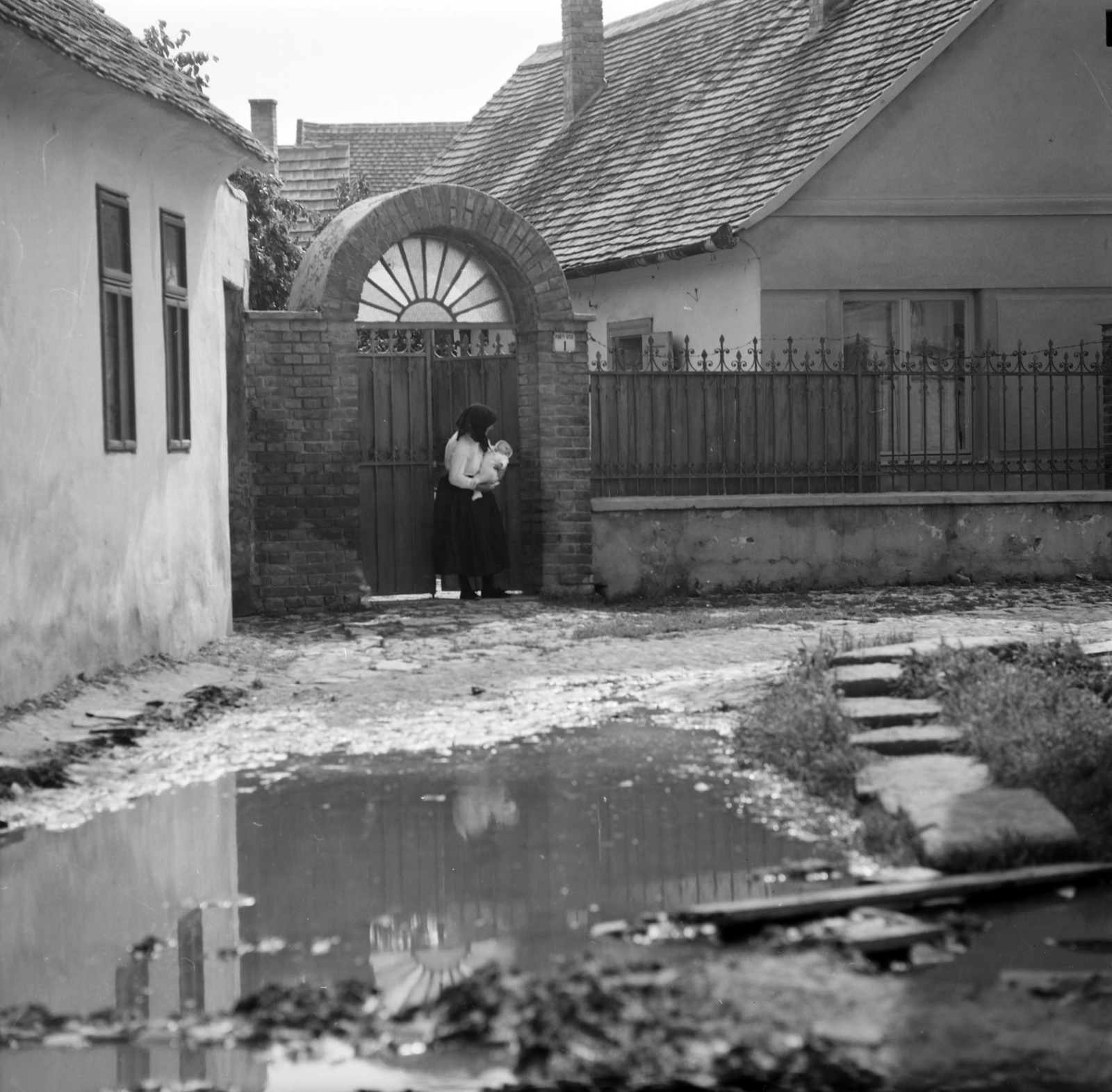 Magyarország, Mohács, szemben a Ponty utca 1. a Szentháromság utca felől nézve., 1965, Szalay Zoltán, Fortepan #138149