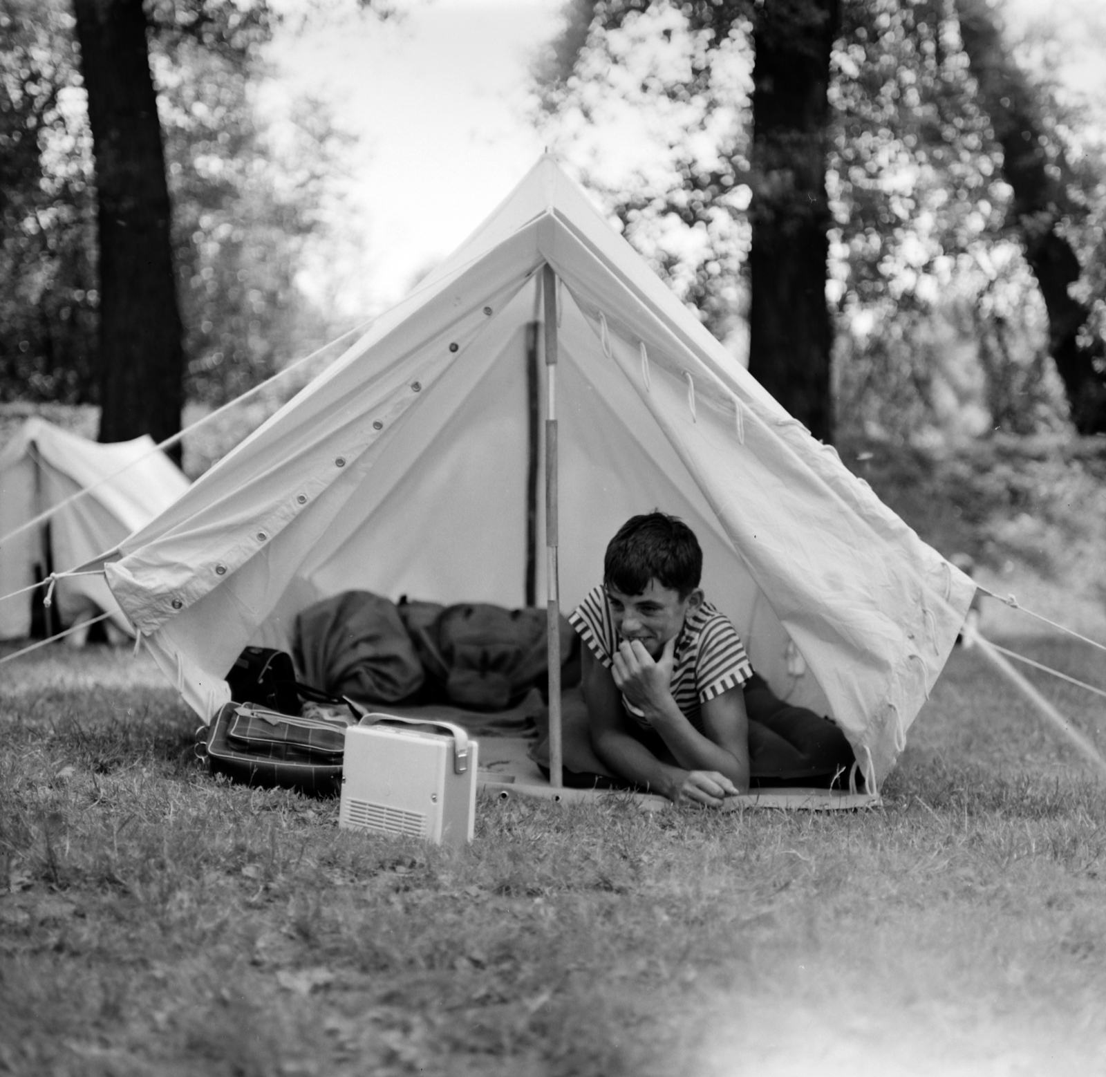 Hungary, Budapest XIII., Népsziget, táborozó vízi úttörők., 1964, Szalay Zoltán, tent, portable radio, Budapest, prop up on elbows, Fortepan #138169