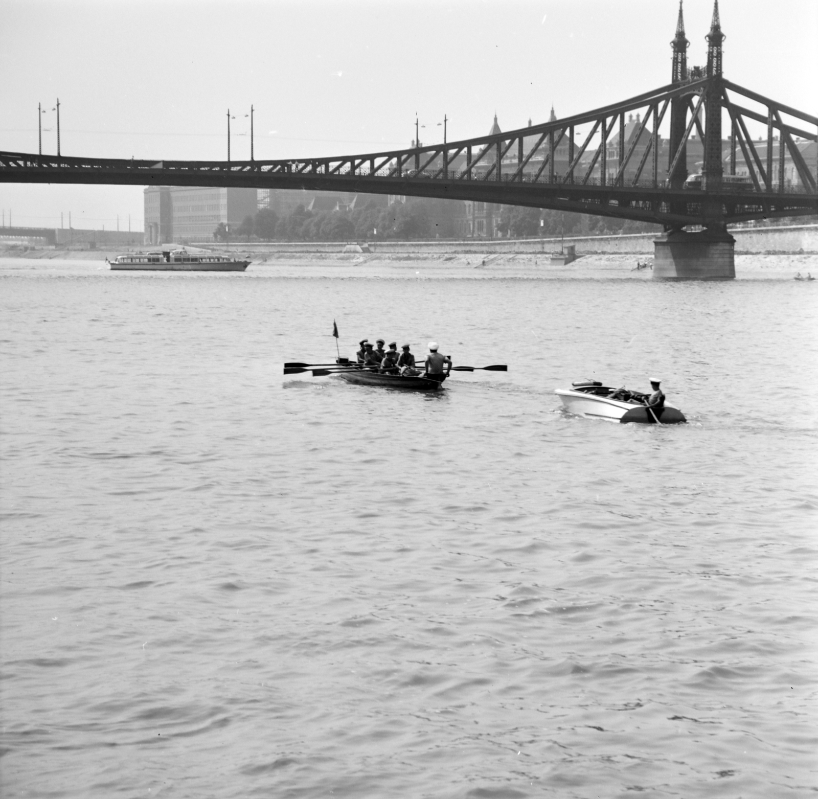 Hungary, Budapest XI., vízi úttörők a Dunán a Szabadság hídnál, háttérben a Budapesti Műszaki Egyetem (később Budapesti Műszaki és Gazdaságtudományi Egyetem) épületei., 1964, Szalay Zoltán, paddling, Danube, Budapest, suspension bridge, Duna-bridge, János Feketeházy-design, Budapest University of Technology, Fortepan #138175