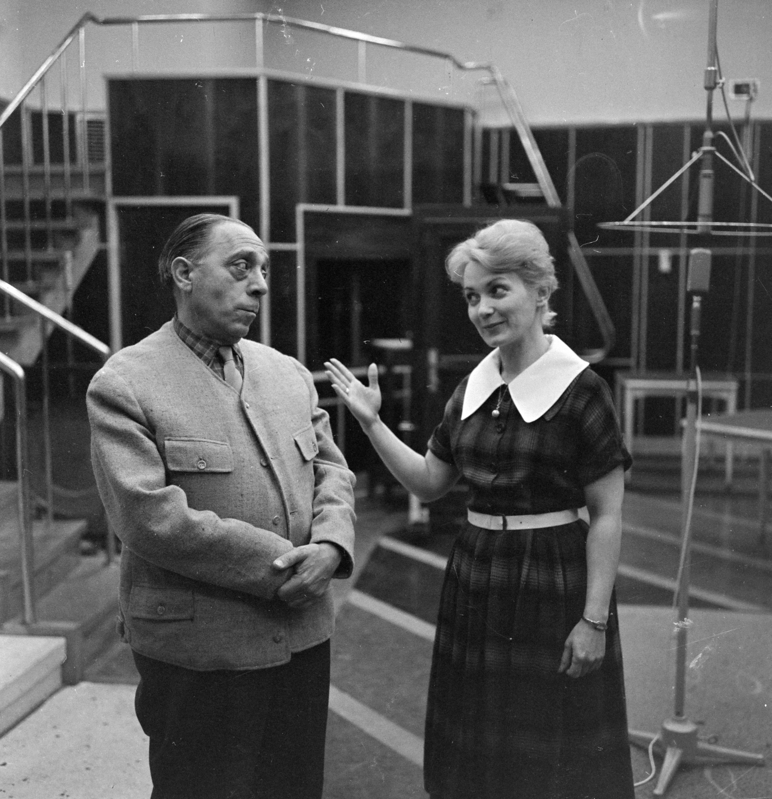 Hungary, Budapest VIII., a Magyar Rádió 20-as stúdiója. A Magyar Rádió Szabó család című sorozatának főszereplői: Szabó Ernő és Vörösmarty Lili színművészek., 1964, Szalay Zoltán, microphone, Budapest, Hungarian Radio, Fortepan #138197