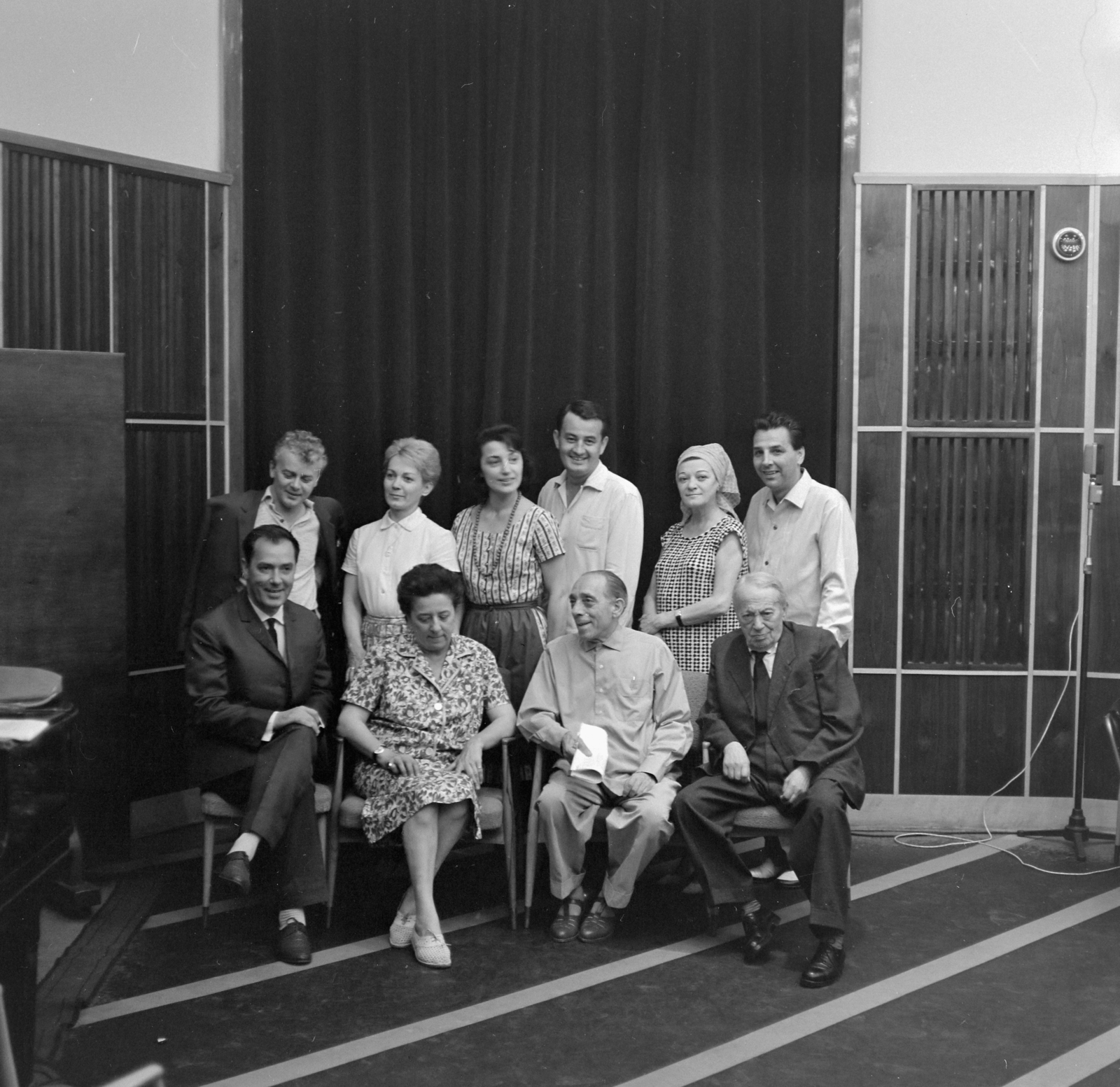 Hungary, Budapest VIII., a Magyar Rádió Szabó család című sorozatának főszereplői. Ülnek: Benkő Gyula, Gobbi Hilda, Szabó Ernő, Gózon Gyula, állnak: Petrik József, Vörösmarty Lili, Sütő Irén, Garics János, Kiss Manyi, Horváth Tivadar színművészek., 1964, Szalay Zoltán, Budapest, Hungarian Radio, Fortepan #138198