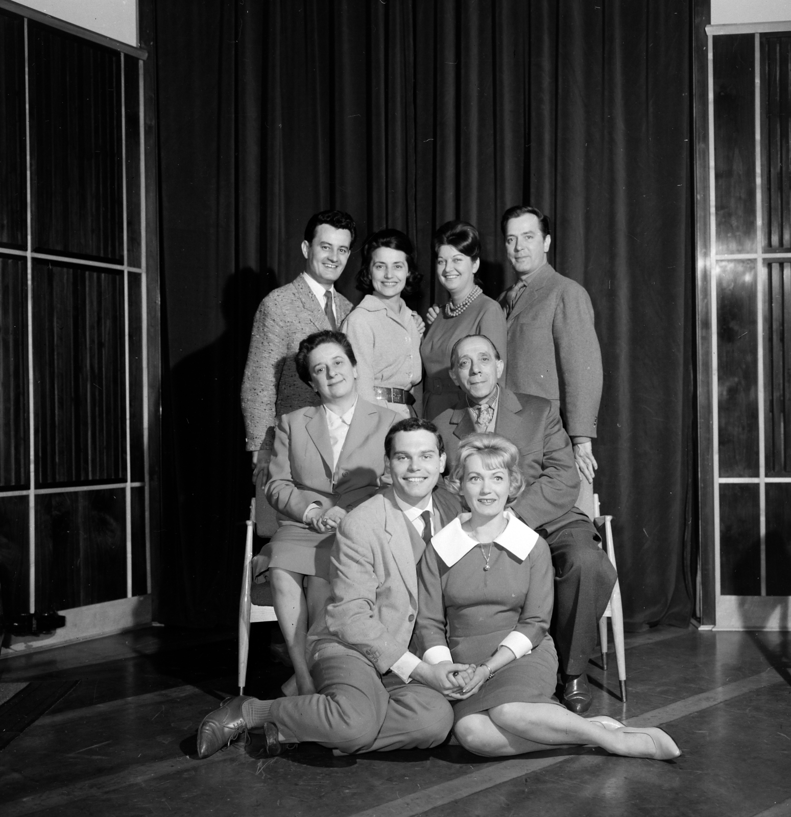 Hungary, Budapest VIII., a Magyar Rádió Szabó család című sorozatának főszereplői. Állnak: Garics János, Sütő Irén, Balogh Erzsi, Benkő Gyula, középen Gobbi Hilda és Szabó Ernő, elöl Lőte Attila és Vörösmarty Lili színművészek. A felvétel a Szabó család című rádióműsor századik adásának alkalmából készült., 1961, Szalay Zoltán, Budapest, Hungarian Radio, Fortepan #138201