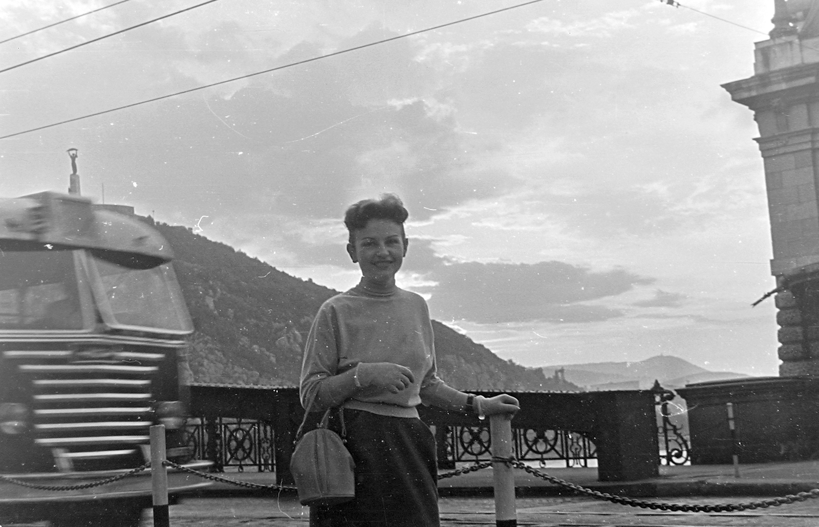 Hungary, Budapest, Szabadság híd pesti hídfő, háttérben a Gellért-hegy., 1955, Szent-tamási Mihály, portrait, Ikarus-brand, gloves, handbag, lady, skirt, Fortepan #13821