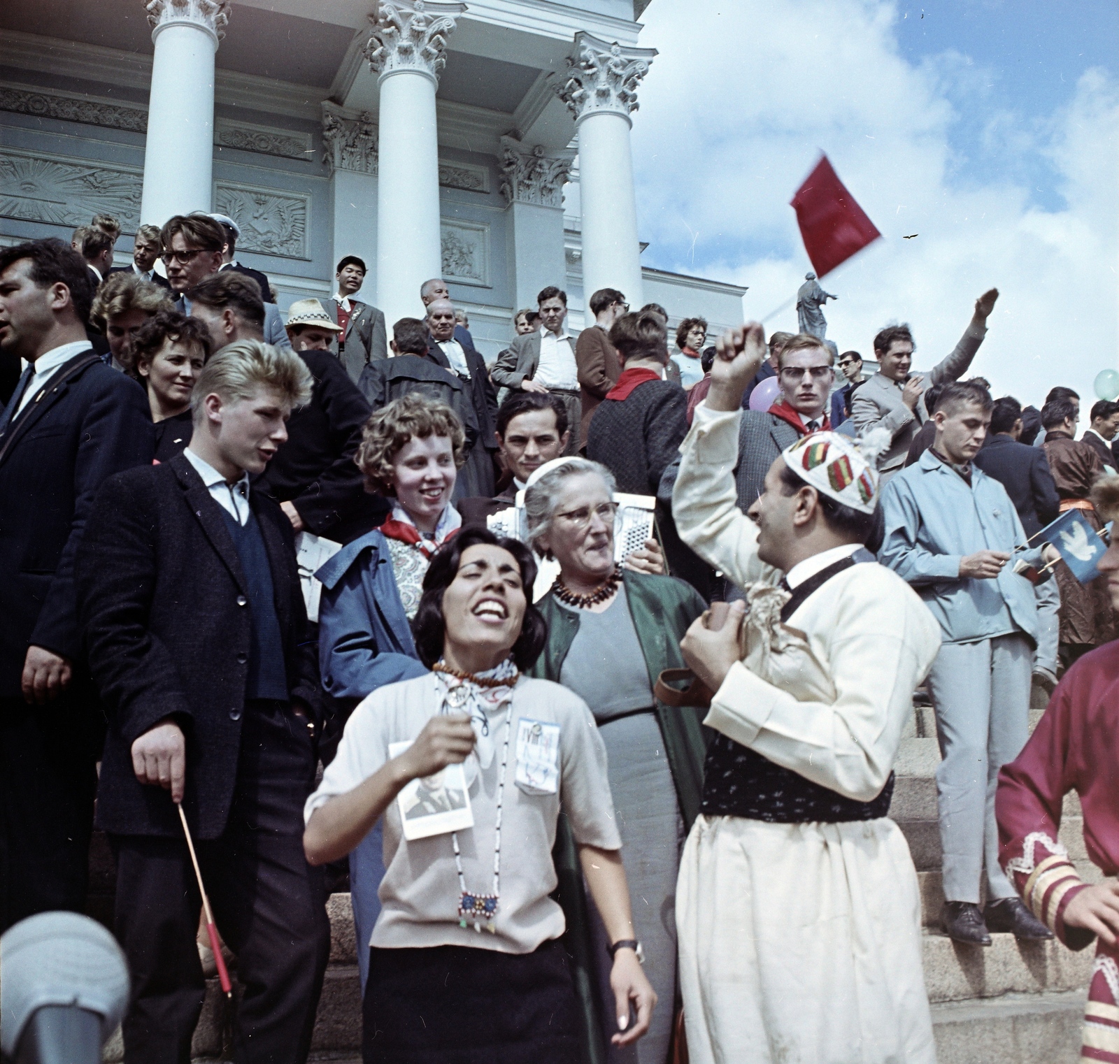 Finnország, Helsinki, Senaatintori a város főtere, a Székesegyház előtti lépcsősor. A felvétel a VIII. VIT (Világifjúsági Találkozó) alkalmával készült., 1962, Szalay Zoltán, színes, Fortepan #138210