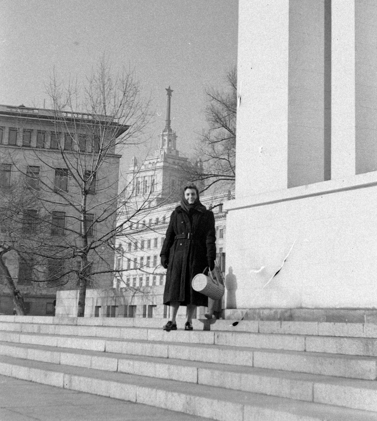 Bulgária, Szófia, a Dimitrov mauzóleum lépcsője, háttérben a Bolgár Nemzeti Bank és a Bolgár Kommunista Párt székháza (később a Nemzetgyűlés egyik épülete)., 1959, Szent-tamási Mihály, portré, szocreál, vörös csillag, retikül, fejkendő, hölgy, kabát, mauzóleum, öv, Georgi Ovcharov-terv, Racho Ribarov-terv, Ivan Danchov-terv, Peco Zlatev-terv, Fortepan #13823