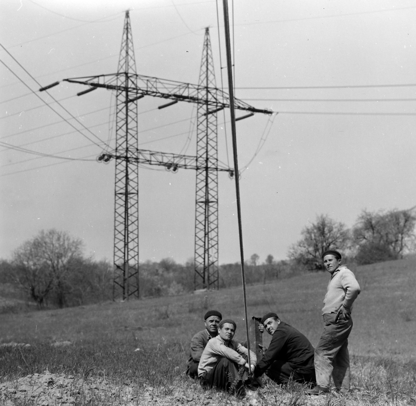 Hungary, Vác, Alsó-Kút-völgy, távvezeték-szerelés Kosd hátárában., 1968, Szalay Zoltán, beret, power line, Fortepan #138235