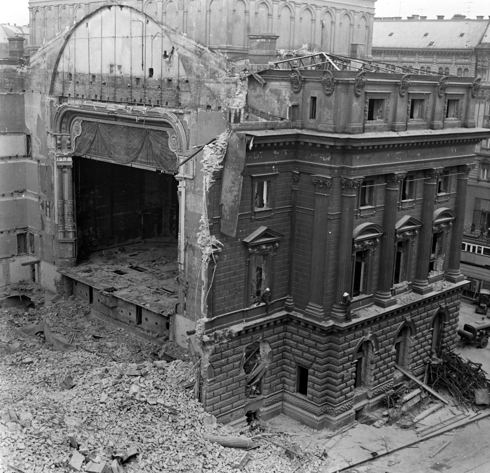 Magyarország, Budapest VIII., Blaha Lujza tér, a Nemzeti Színház bontása., 1965, Szalay Zoltán, épületbontás, Budapest, színház, színpad, Fortepan #138269