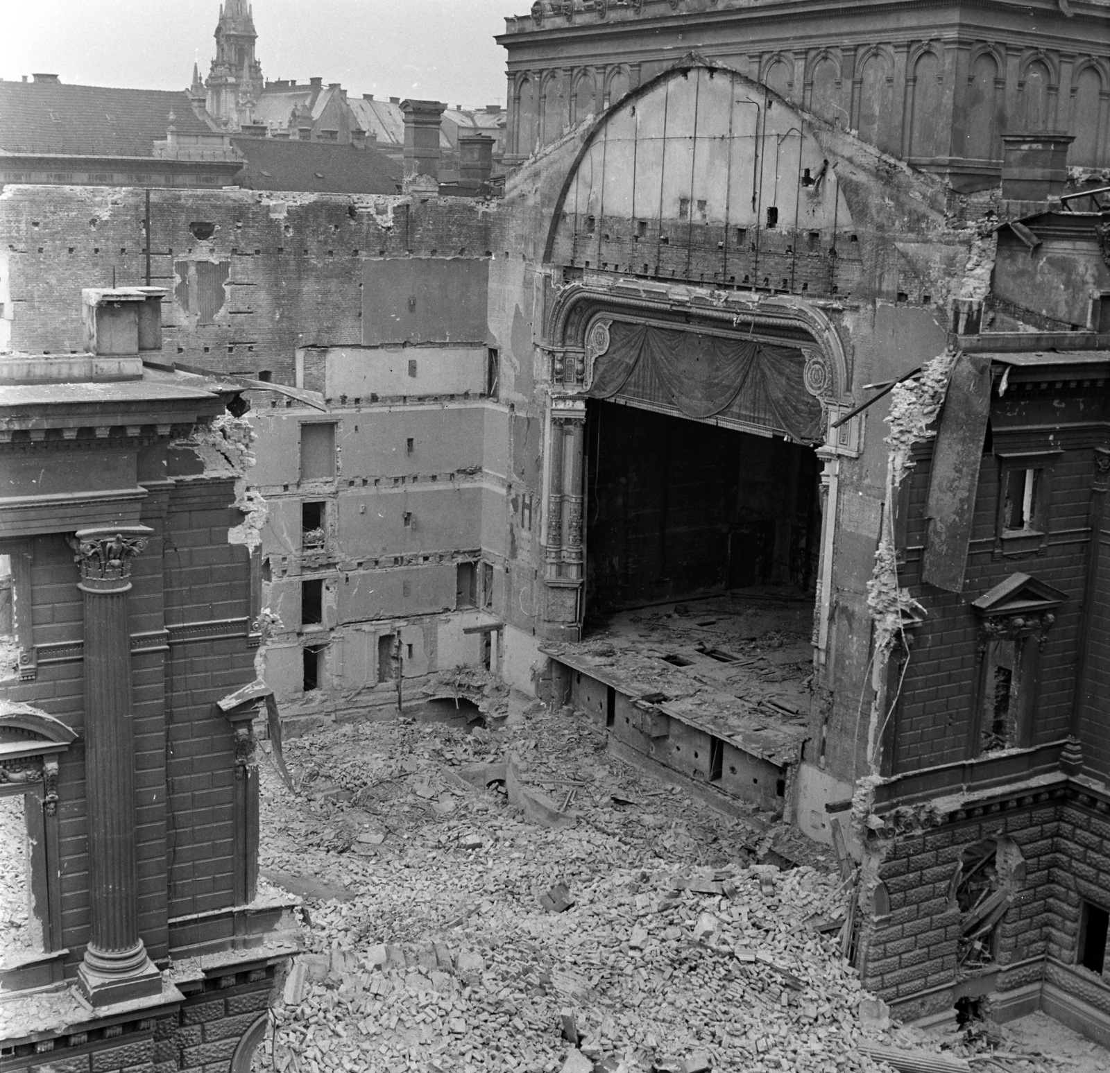 Magyarország, Budapest VIII., Blaha Lujza tér, a Nemzeti Színház bontása., 1965, Szalay Zoltán, épületbontás, Budapest, Fortepan #138270