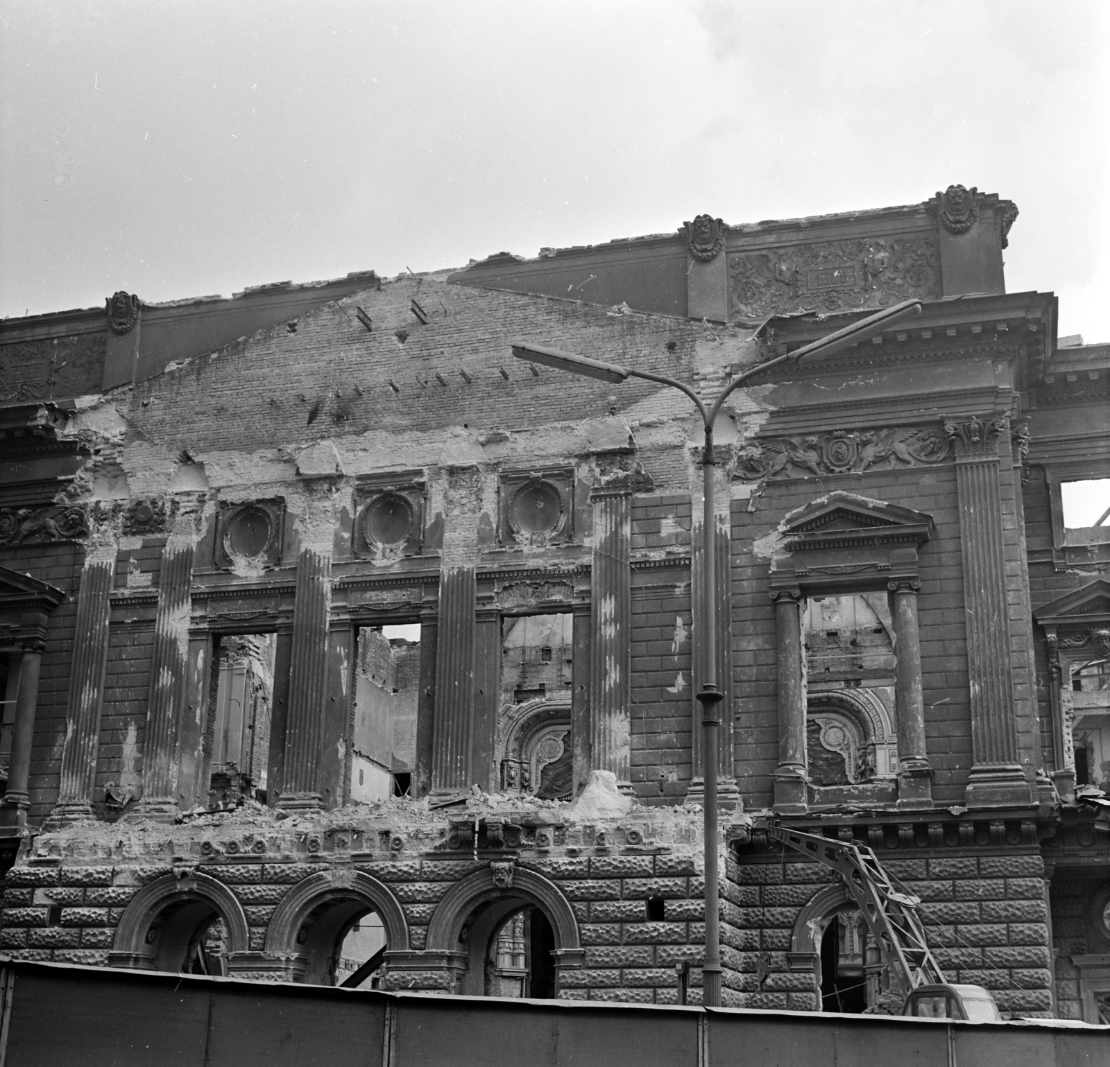 Magyarország, Budapest VIII., Blaha Lujza tér, a Nemzeti Színház bontása., 1965, Szalay Zoltán, épületbontás, Budapest, Fortepan #138272