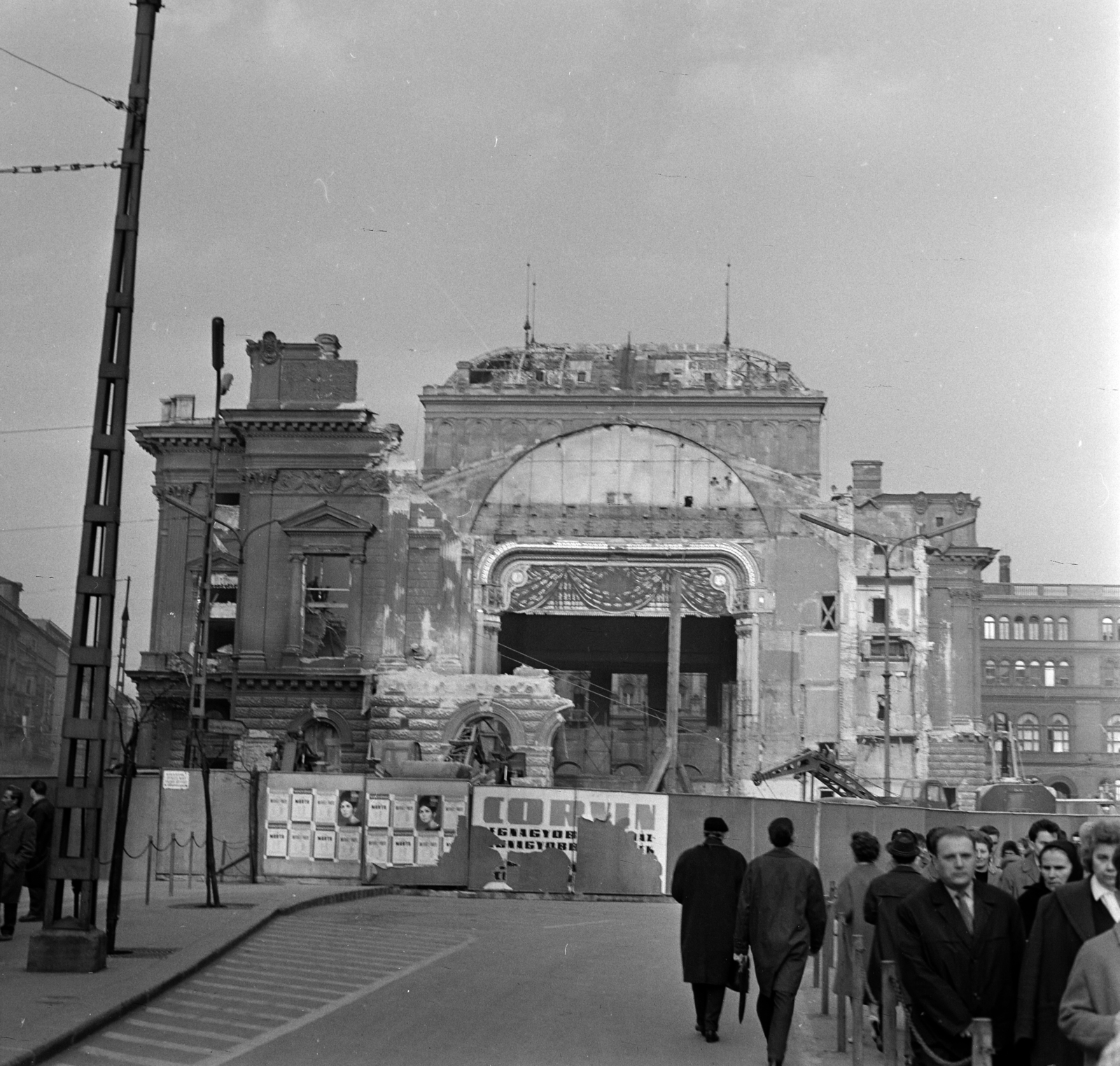 Magyarország, Budapest VIII., Blaha Lujza tér, a Nemzeti Színház bontása., 1965, Szalay Zoltán, épületbontás, Budapest, Fortepan #138276