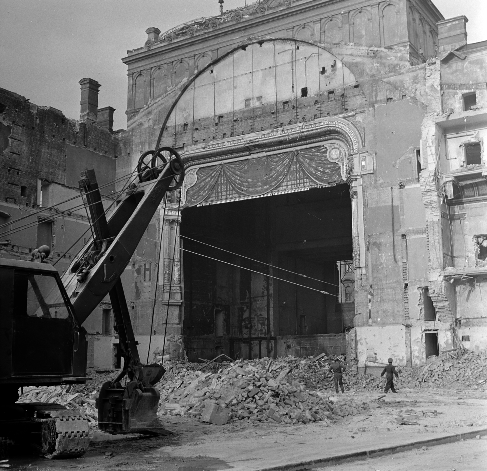 Magyarország, Budapest VIII., Blaha Lujza tér, a Nemzeti Színház bontása., 1965, Szalay Zoltán, épületbontás, markológép, Budapest, Fortepan #138277