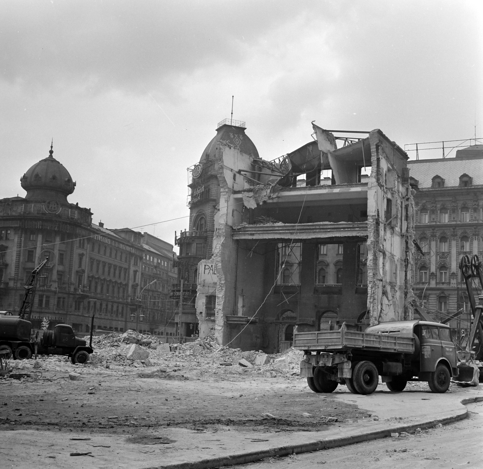 Magyarország, Budapest VIII., Blaha Lujza tér, a Nemzeti Színház bontása., 1965, Szalay Zoltán, Tatra-márka, épületbontás, IFA-márka, Budapest, Fortepan #138283