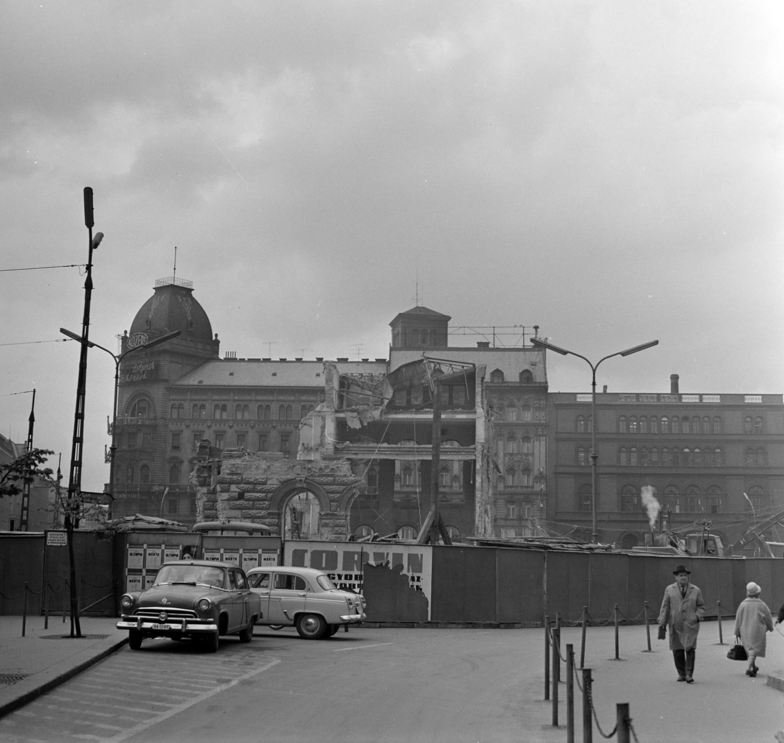 Magyarország, Budapest VIII., Blaha Lujza tér, a Nemzeti Színház bontása., 1965, Szalay Zoltán, épületbontás, Budapest, Fortepan #138284