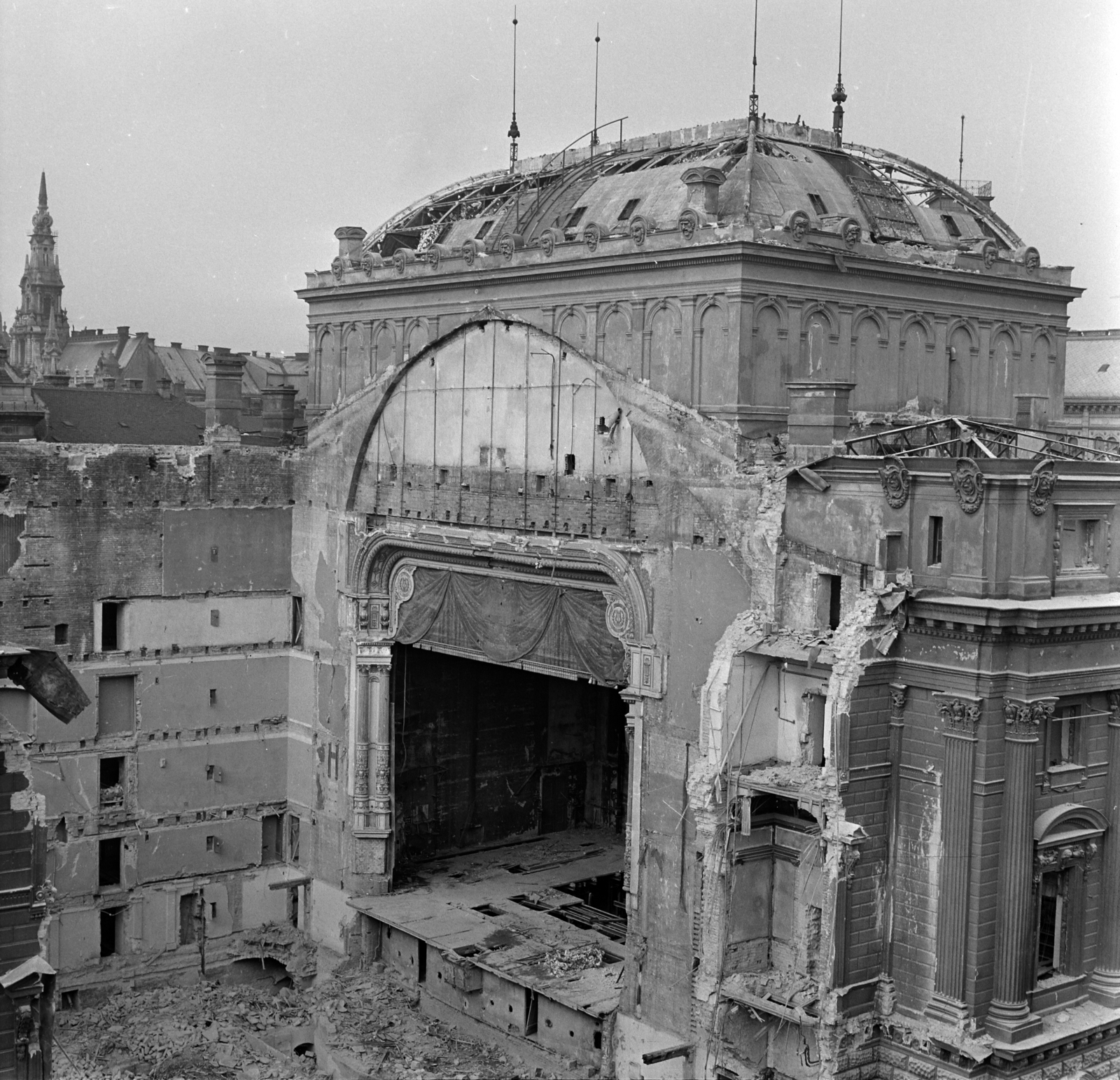 Magyarország, Budapest VIII., Blaha Lujza tér, a Nemzeti Színház bontása., 1965, Szalay Zoltán, épületbontás, Budapest, Fortepan #138287