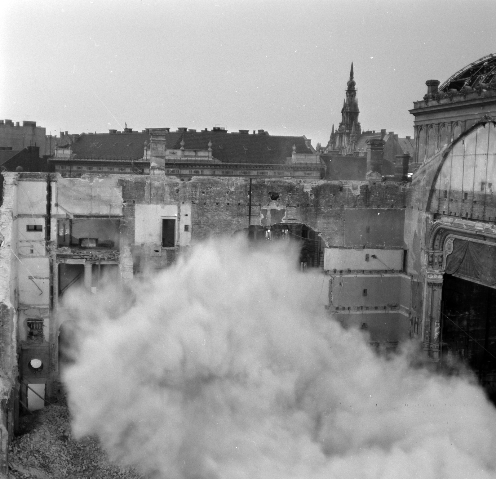 Hungary, Budapest VIII., Blaha Lujza tér, a Nemzeti Színház bontása., 1965, Szalay Zoltán, demolition, Budapest, cloud of dust, Fortepan #138290