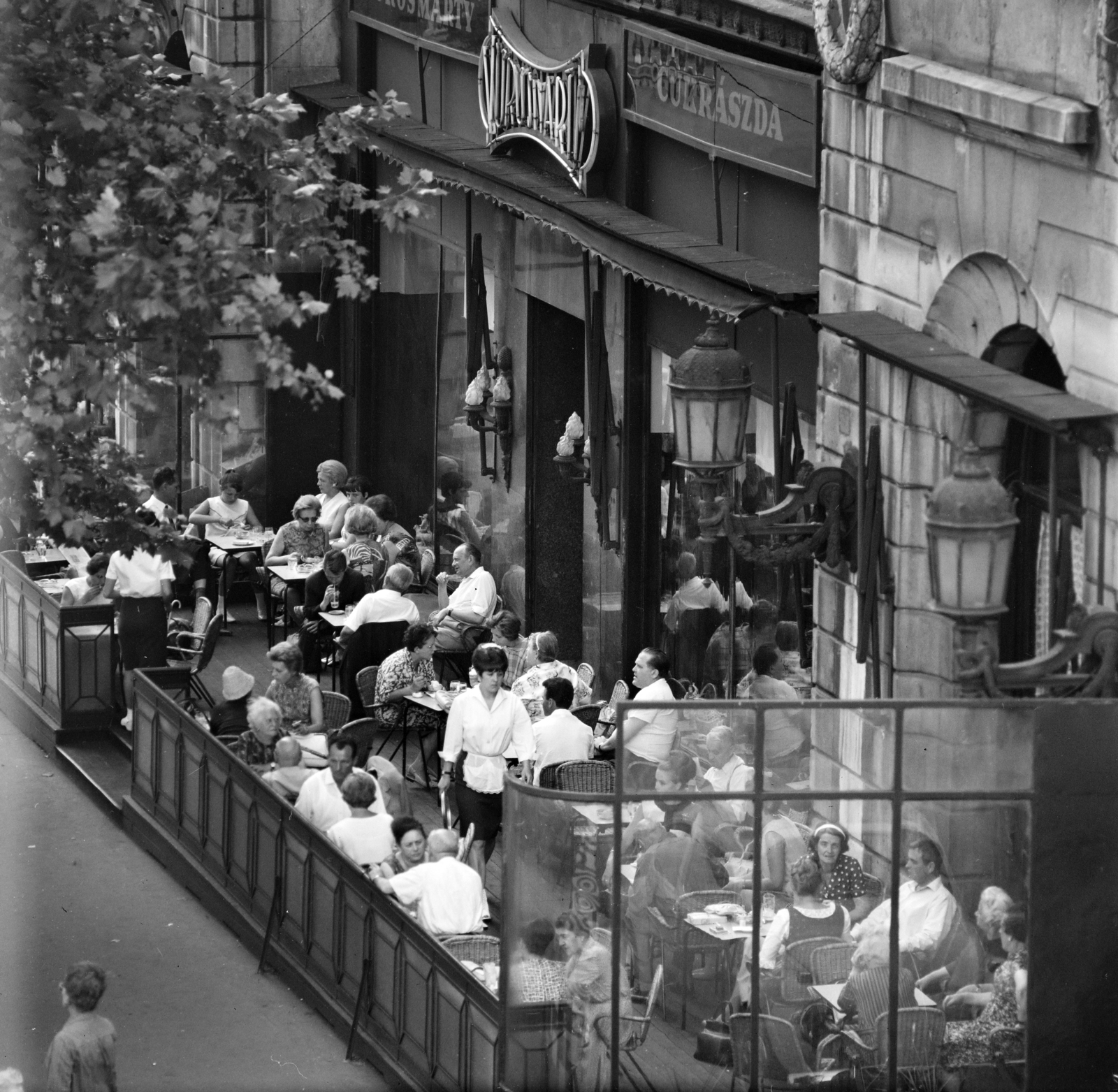 Hungary, Budapest V., Vörösmarty tér, a Gerbeaud (Vörösmarty) cukrászda terasza., 1967, Szalay Zoltán, pastry shop, Budapest, Fortepan #138295