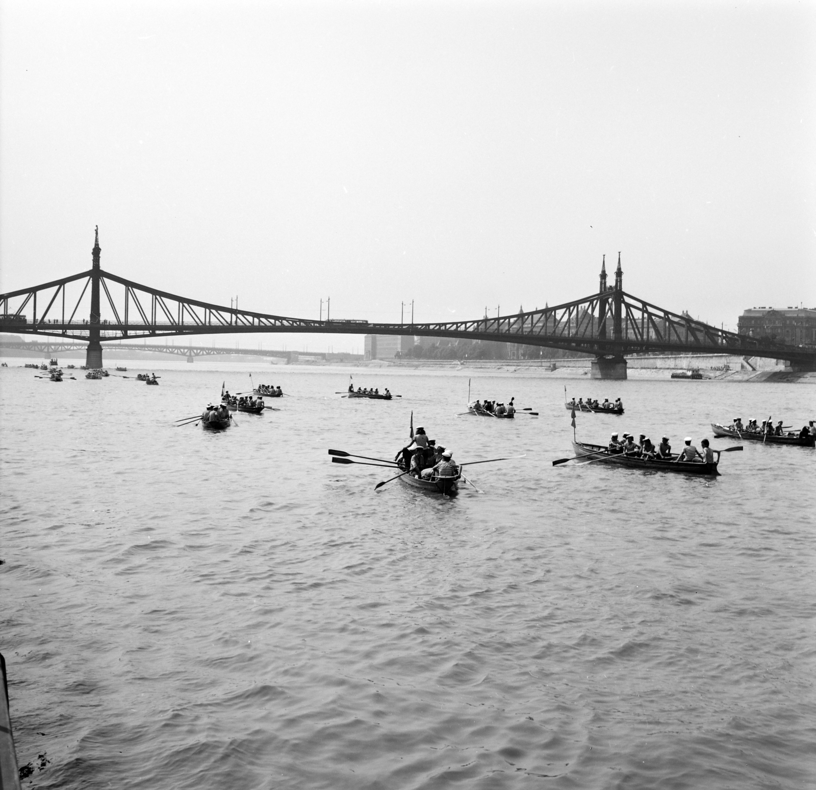 Magyarország, Budapest XI., vízi úttörők a Dunán a Szabadság hídnál, háttérben a Budapesti Műszaki Egyetem (később Budapesti Műszaki és Gazdaságtudományi Egyetem) épületei., 1964, Szalay Zoltán, folyó, evezés, Duna, Budapest, Duna-híd, Feketeházy János-terv, Budapesti Műszaki Egyetem, Fortepan #138299