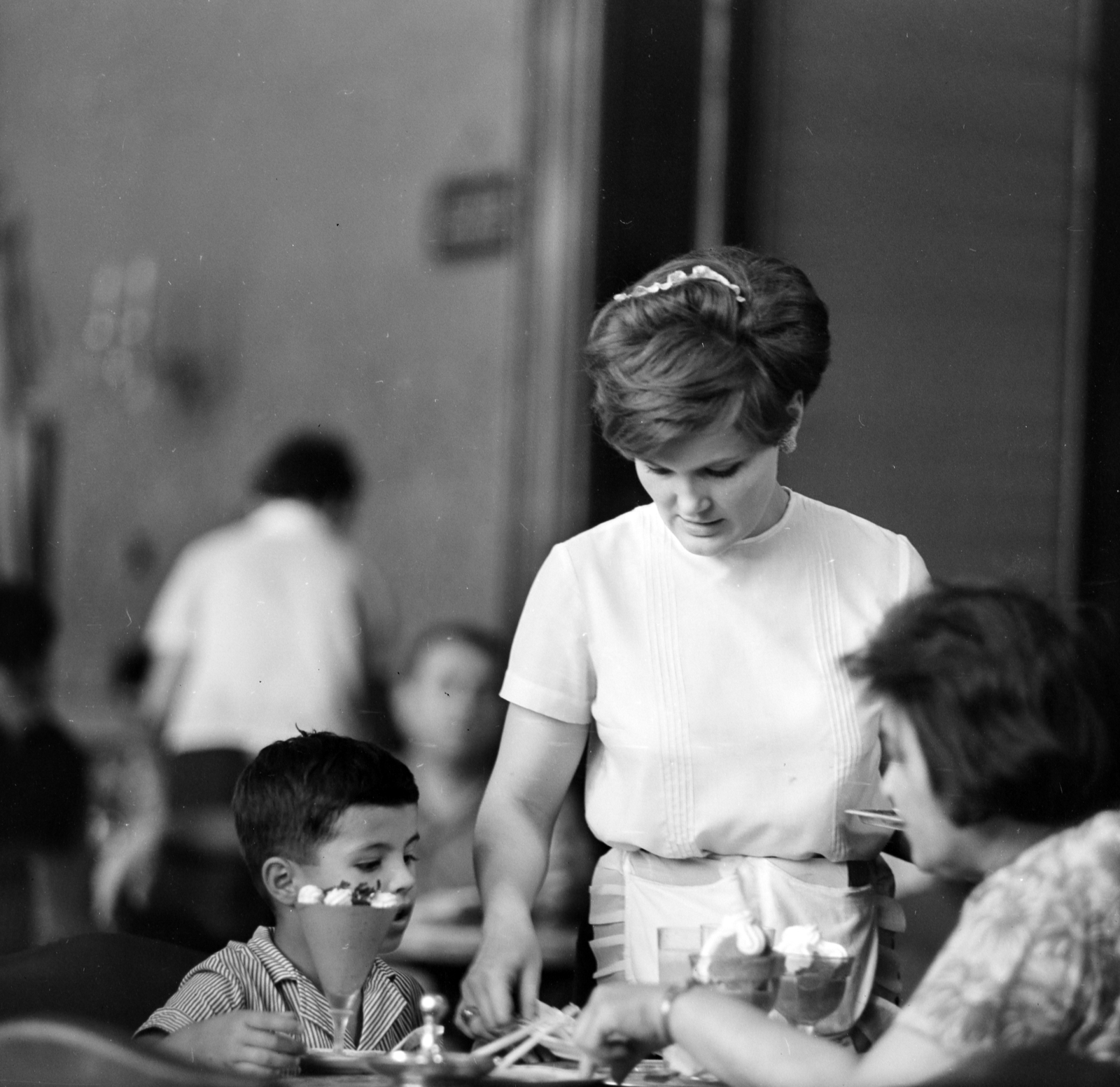 Hungary, Budapest V., Vörösmarty tér, Gerbeaud (Vörösmarty) cukrászda., 1967, Szalay Zoltán, pastry shop, Budapest, Fortepan #138301