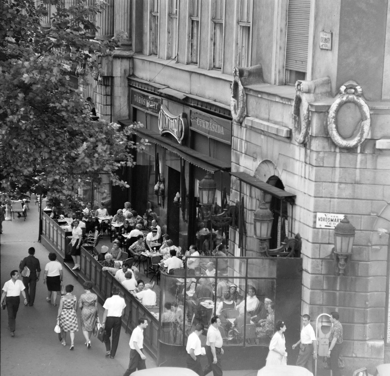 Hungary, Budapest V., Vörösmarty tér, a Gerbeaud (Vörösmarty) cukrászda terasza., 1967, Szalay Zoltán, pastry shop, Budapest, Fortepan #138307