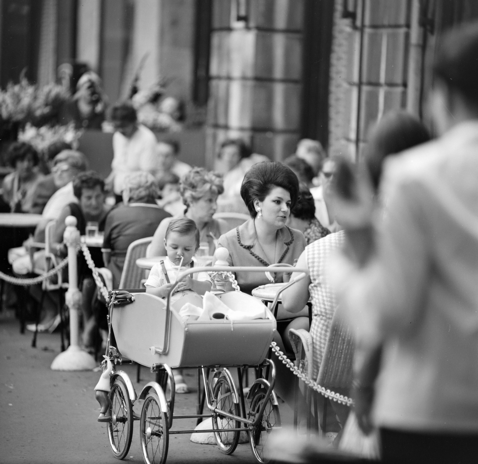 Hungary, Budapest V., Vörösmarty tér, a Gerbeaud (Vörösmarty) cukrászda terasza., 1967, Szalay Zoltán, baby carriage, pastry shop, Budapest, Fortepan #138312