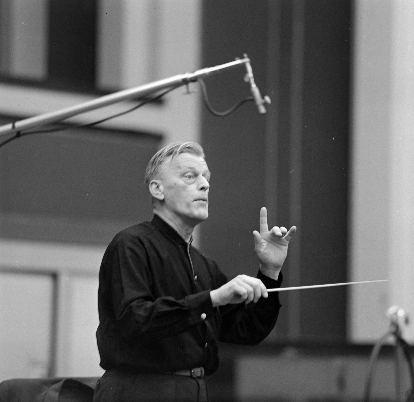 Hungary, Budapest VIII., a Magyar Rádió stúdiója, Jussi Jalas finn zeneszerő és karmester., 1964, Szalay Zoltán, microphone, conductor, Budapest, Fortepan #138318