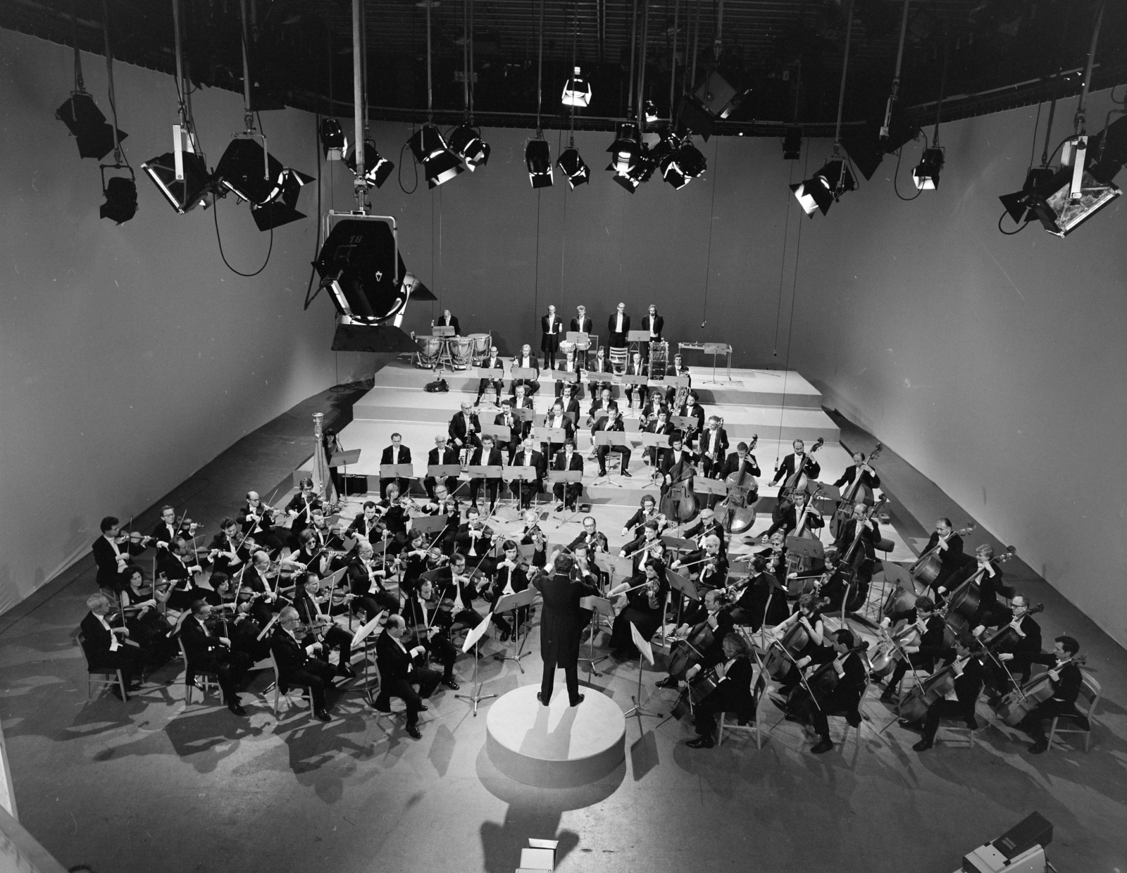 Hungary, Budapest V., MTV IV. stúdió, Lehel György vezényli a Magyar Rádió és Televízió Szimfonikus Zenekarát., 1976, Szalay Zoltán, light, band, conductor, Budapest, Fortepan #138325