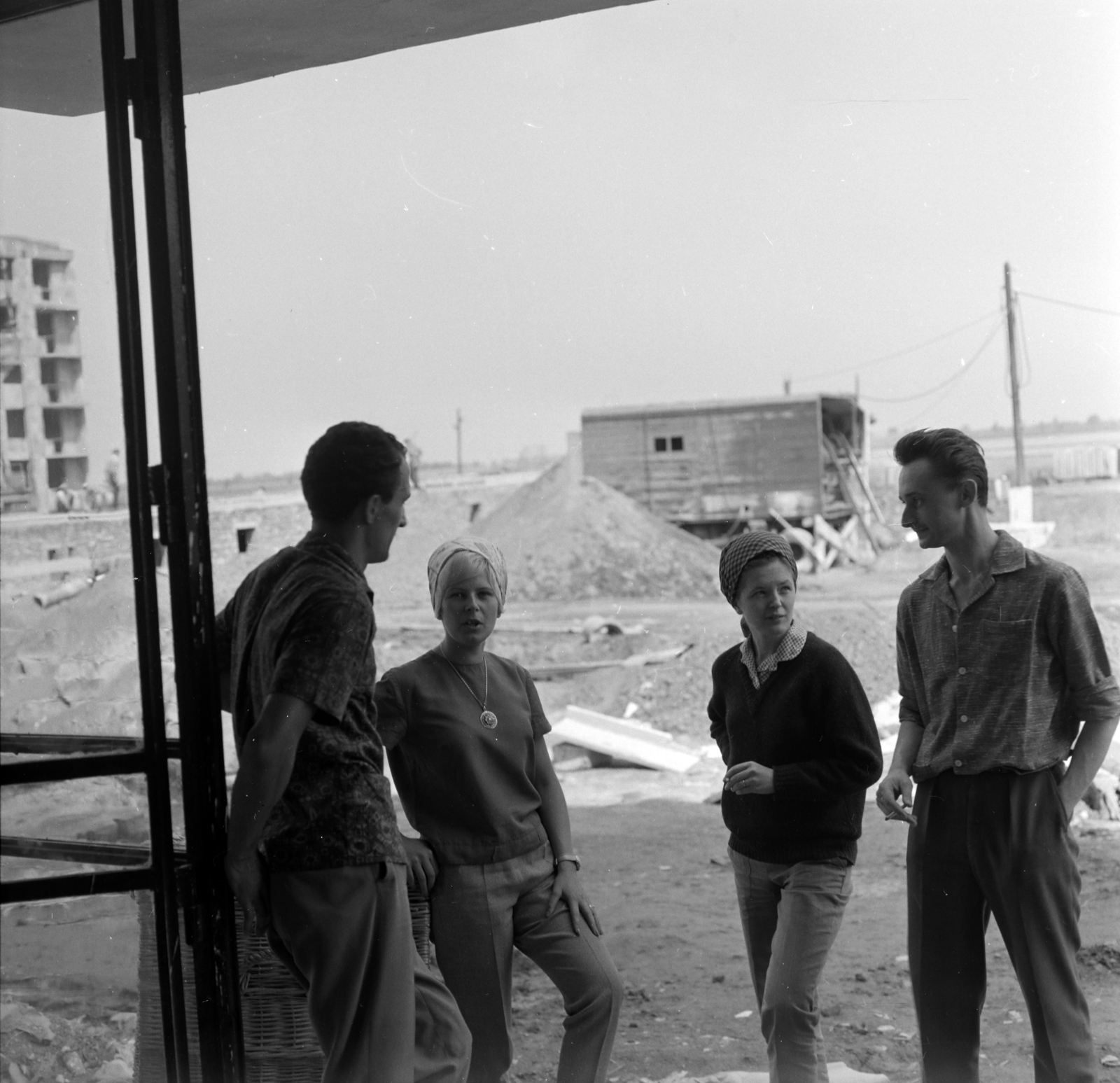 Magyarország, Tiszaújváros, (Tiszaszederkény), lakótelep. A felvétel az Építők útja 9. számú ház kapujában készült., 1965, Szalay Zoltán, Fortepan #138334