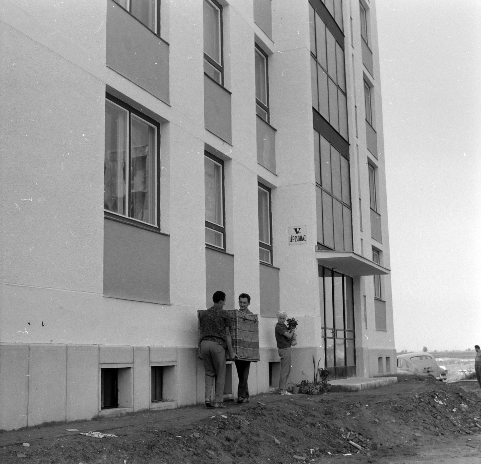 Magyarország, Tiszaújváros, (Tiszaszederkény), lakótelep, Építők útja 17., 1965, Szalay Zoltán, fonott láda, Fortepan #138336