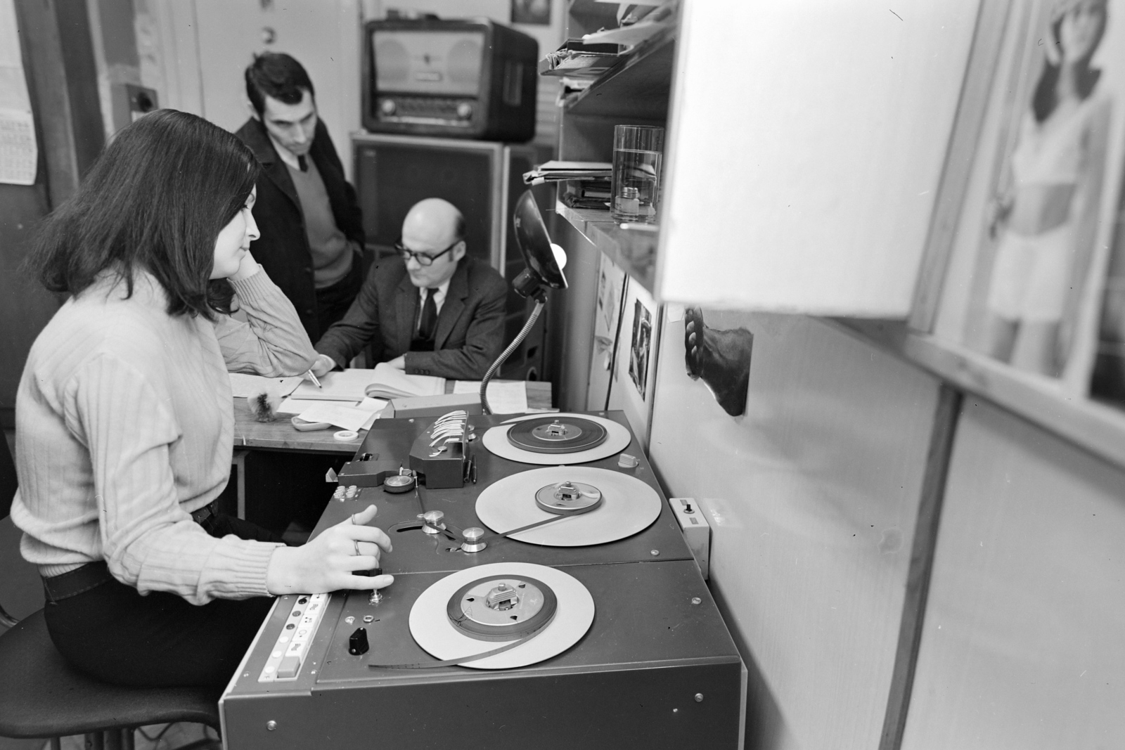 Magyarország, Budapest VIII., a Magyar Rádió stúdiója, Radnóti László sportriporter és Bereczky Gyula szerkesztő-műsorvezető., 1973, Szalay Zoltán, vágóasztal, Budapest, Magyar Rádió, mágnesszalag, stúdiómagnó, kopaszodás, Fortepan #138347