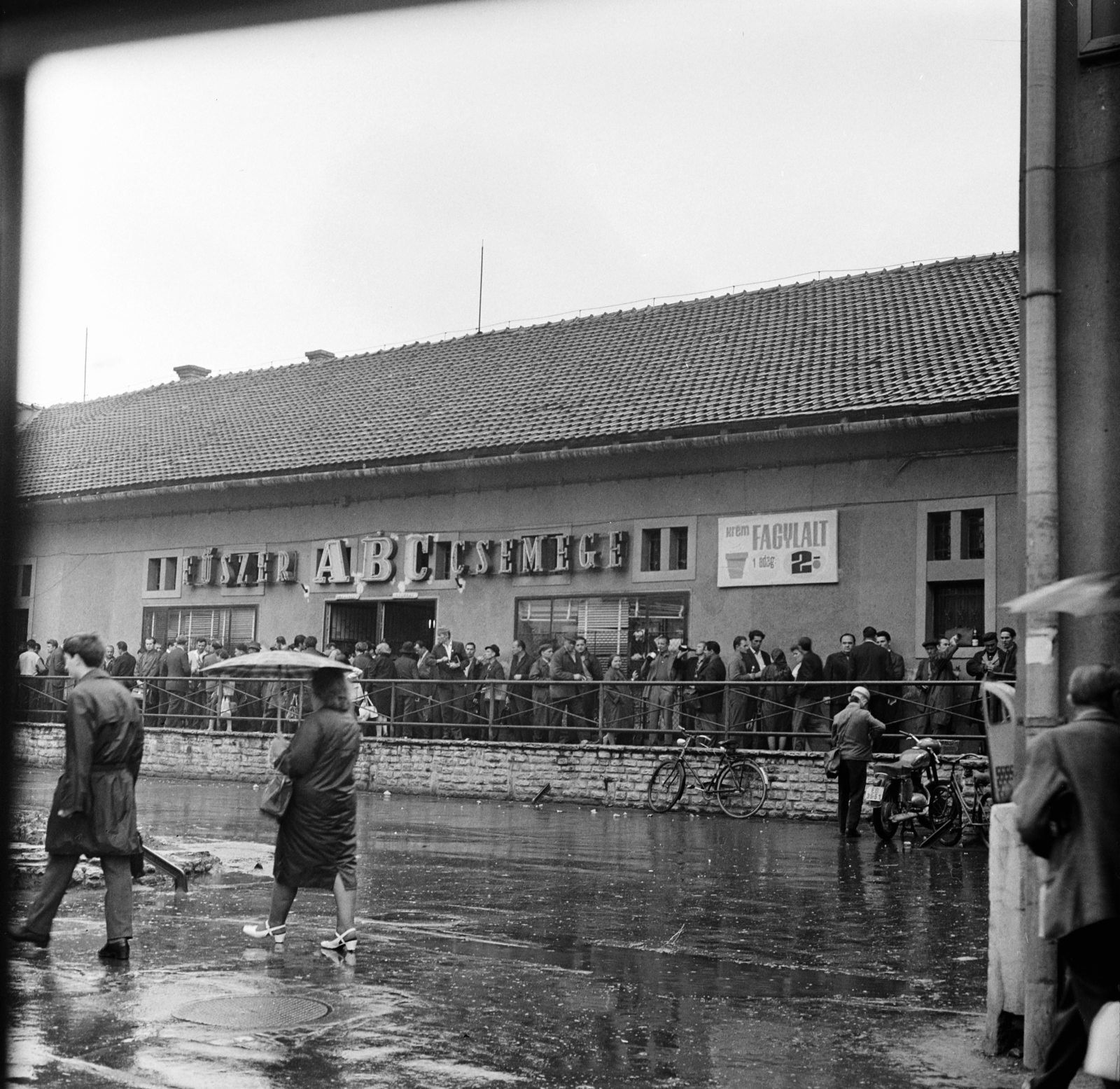Magyarország, Diósgyőr, Miskolc, diósgyőr-vasgyári kolónia, Konzum áruház., 1969, Szalay Zoltán, fagylalt, esernyő, eső, neon felirat, kerékpár, italozás, munkás, Fortepan #138360